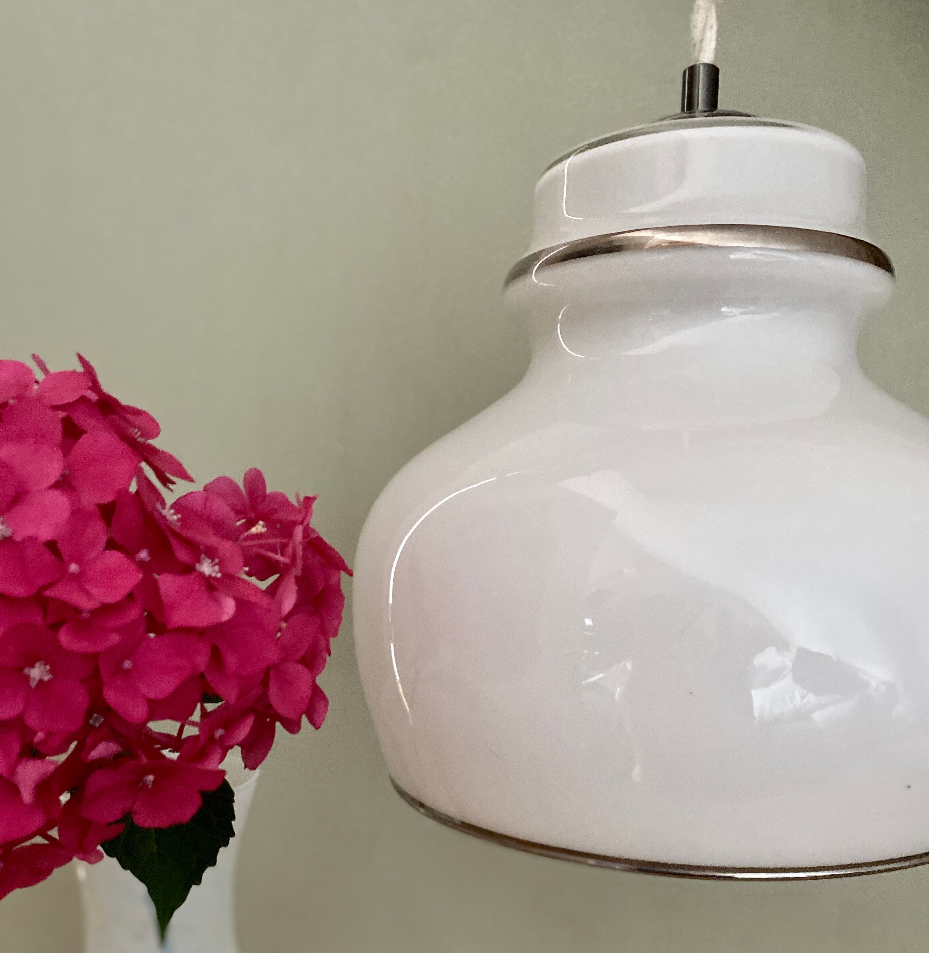 Suspension globe vintage XXL en opaline blanche liserés argentés