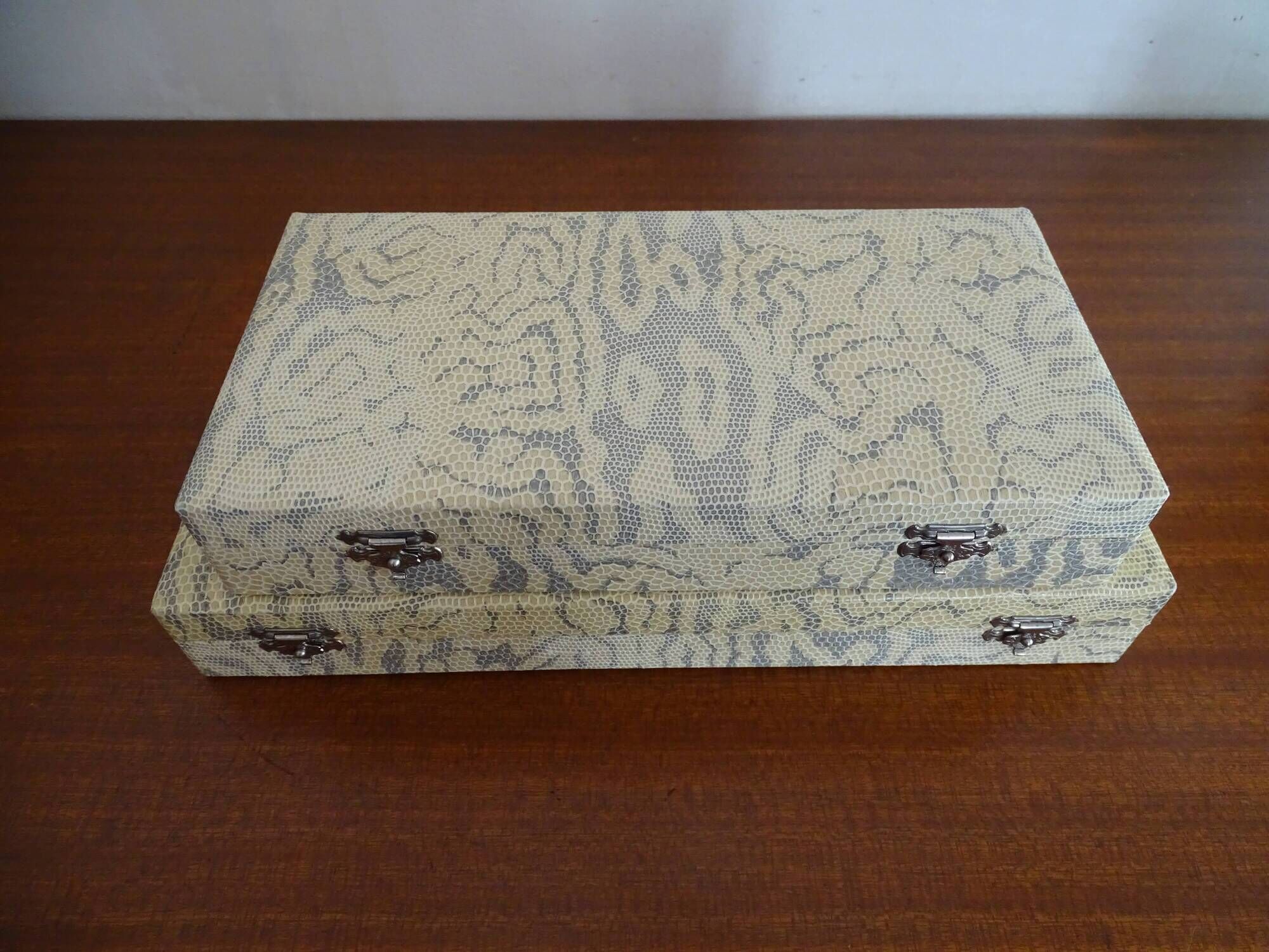 24 Art Deco style stainless steel knives - 12 desserts and 12 cheeses - In boxes