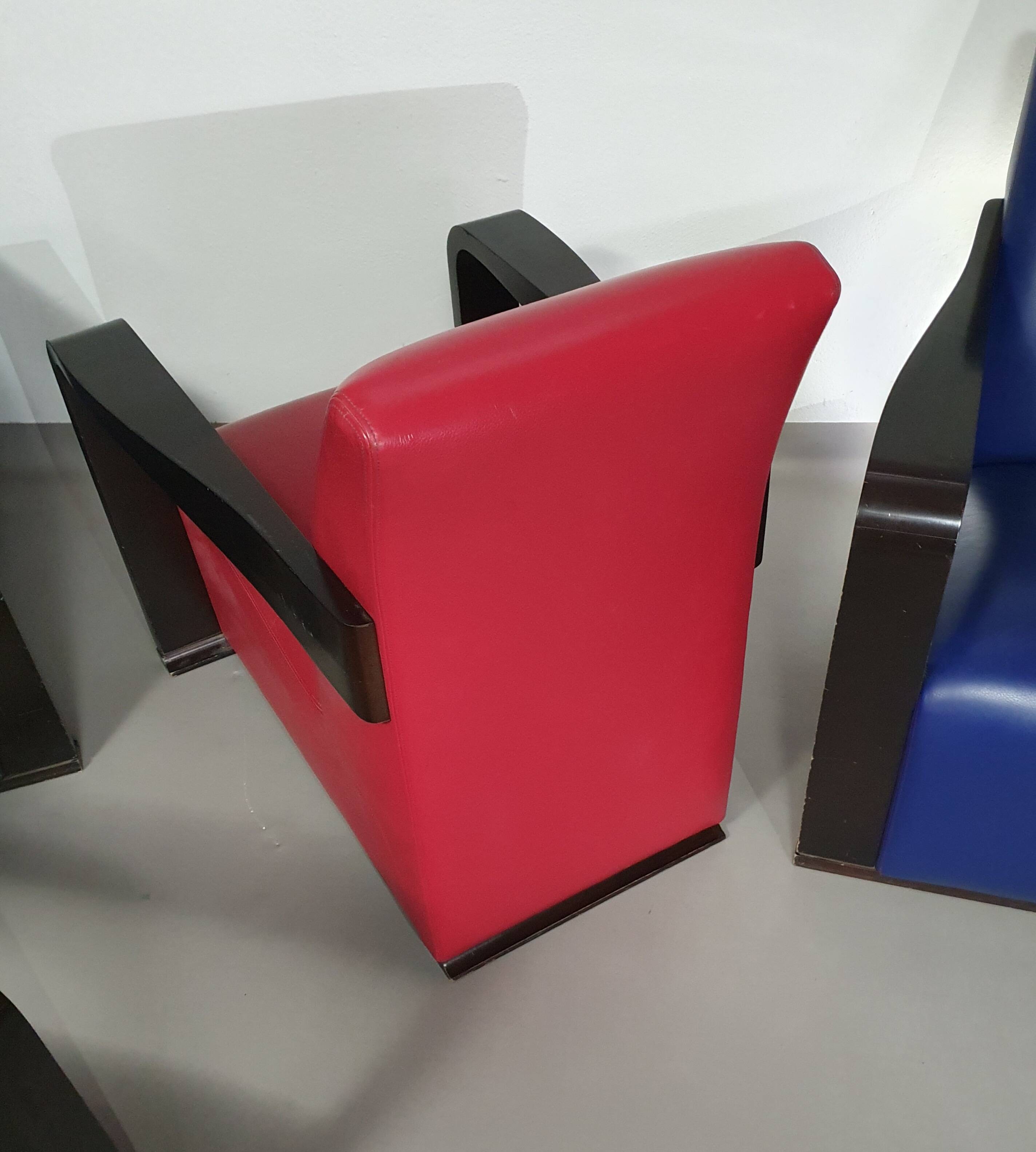 4 x Vintage Ying lounge chairs / fauteuils van Hugues Chevalier,'90. 3 x blue / 1 x red leather