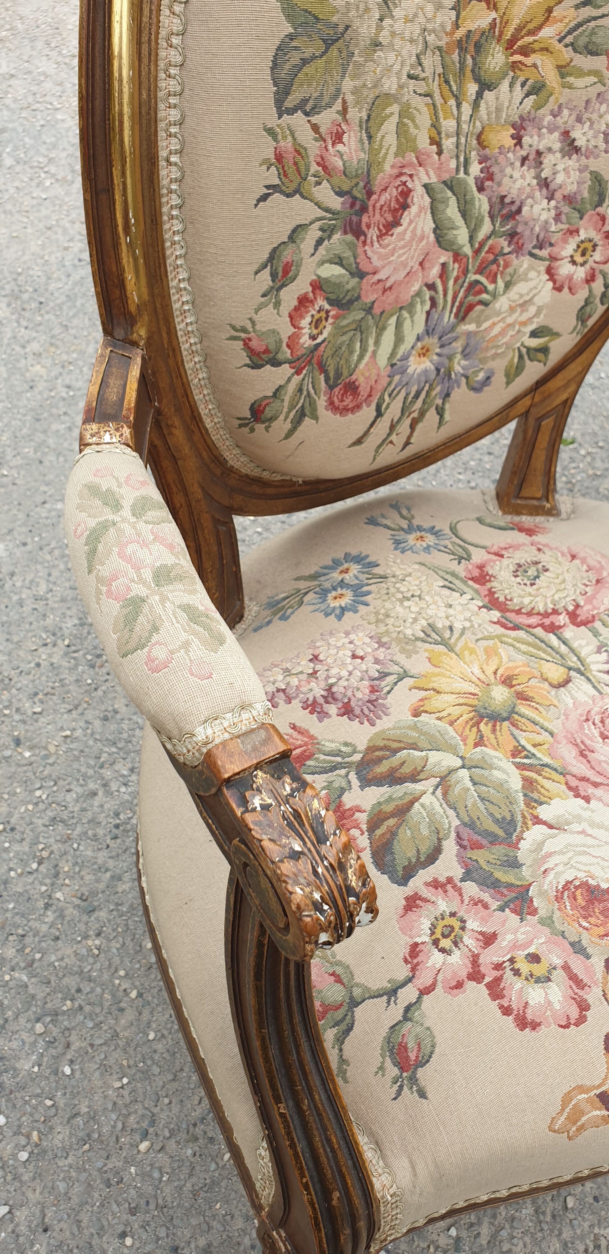 Fauteuil en bois doré à dossier médaillon de style louis xvi