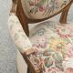 Fauteuil en bois doré à dossier médaillon de style louis xvi