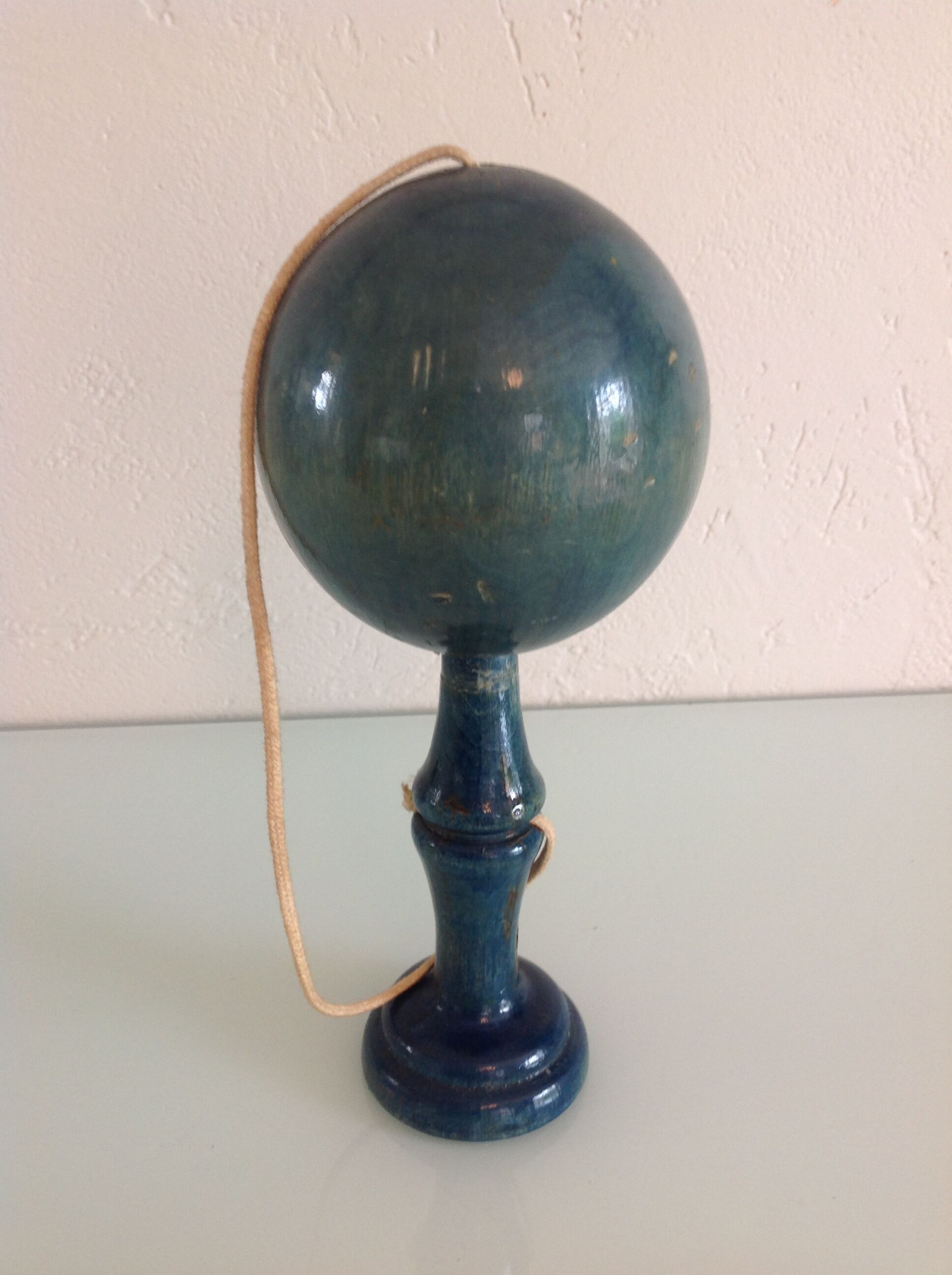 Former wooden blue bilboquet