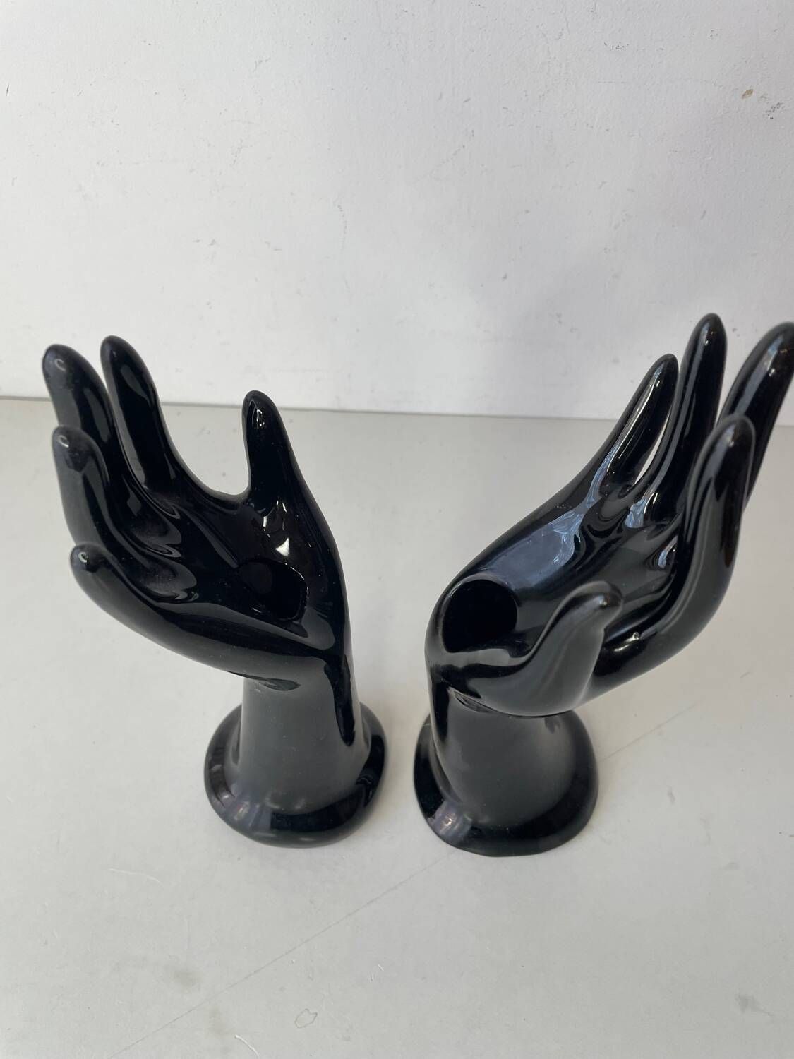 2 soliflores, baguiers en céramique noire en forme de main