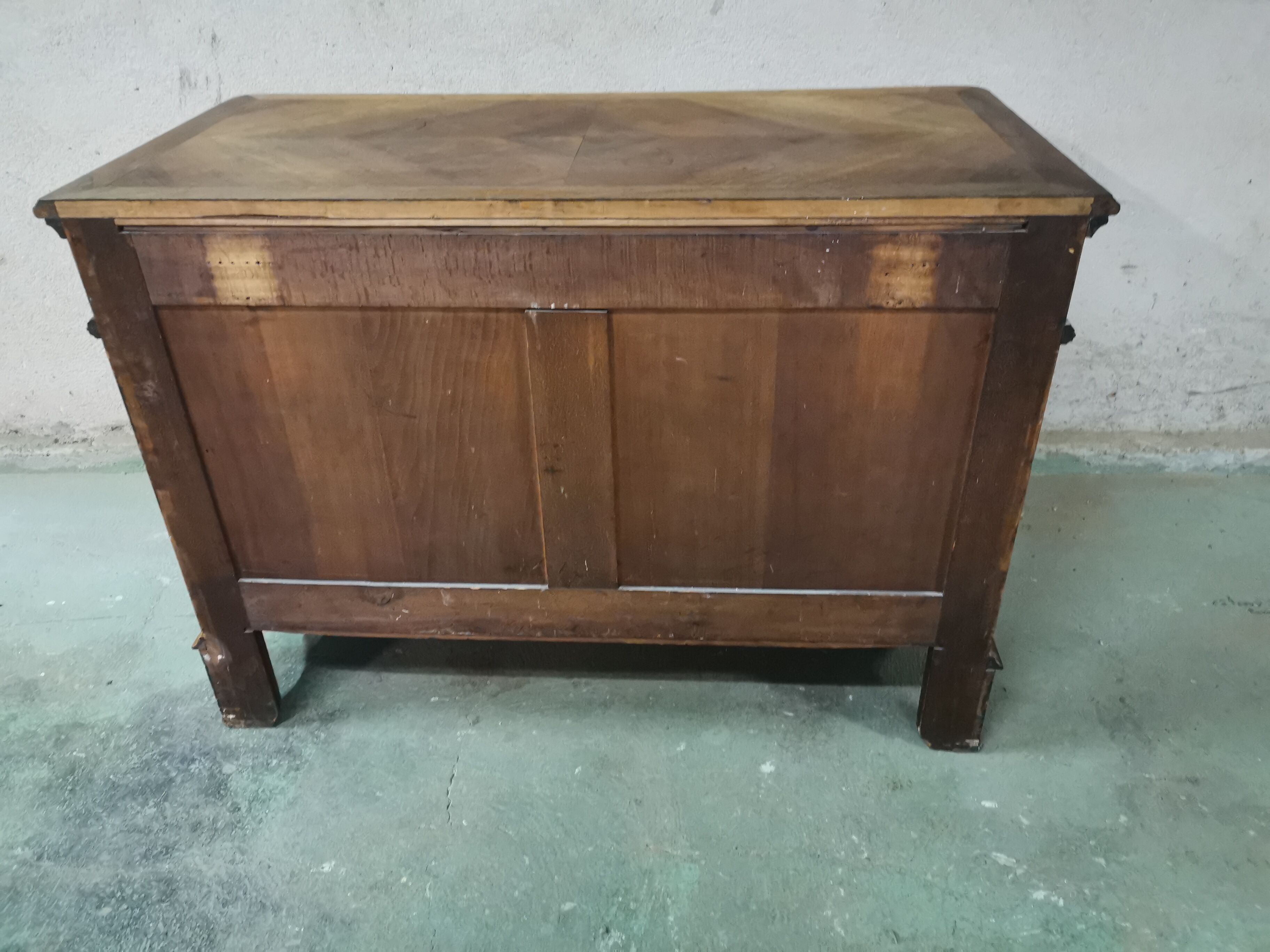 Commode à tiroirs style Louis XV en noyer et plaquée noyer