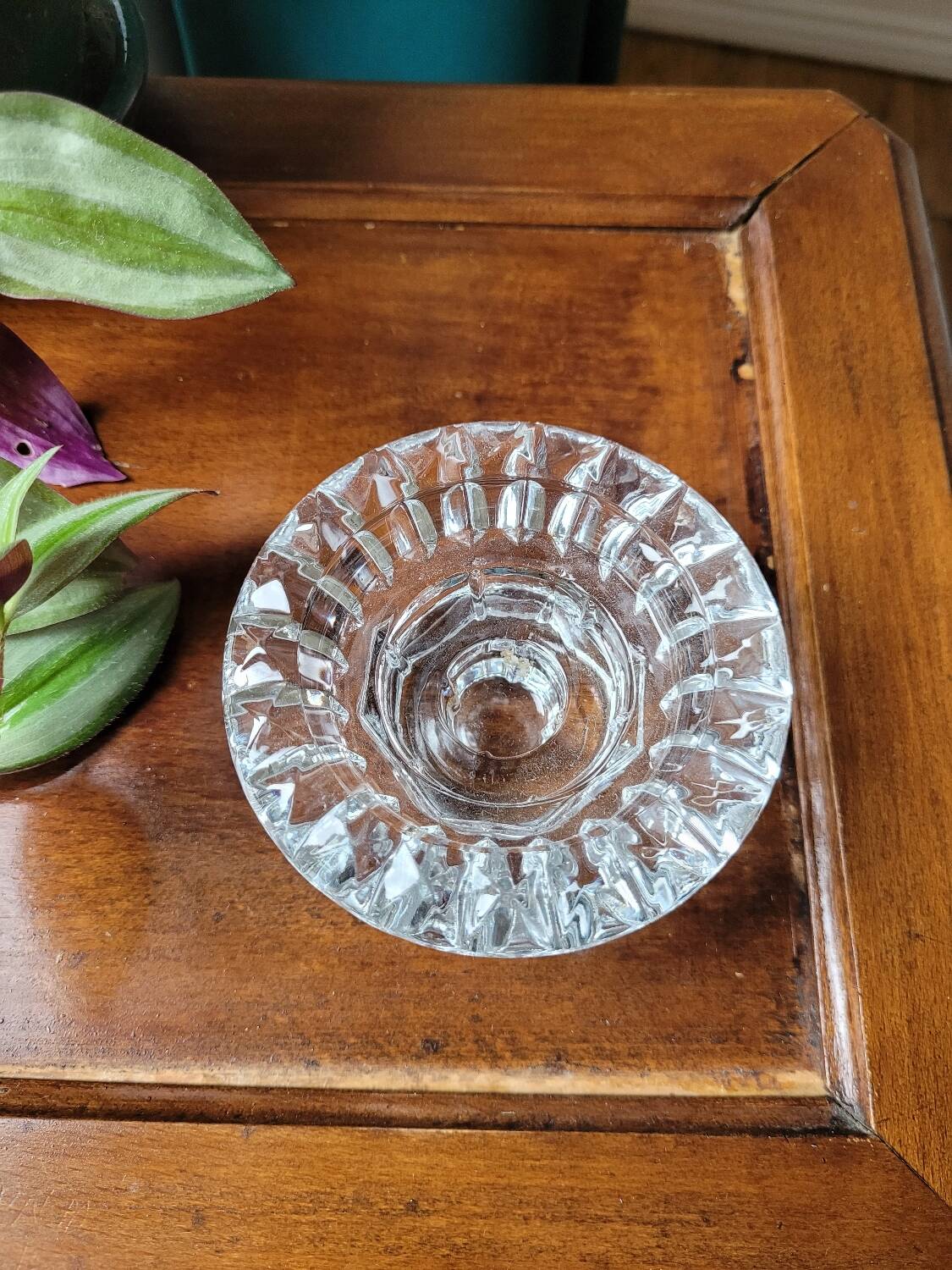 Chiseled round glass candle holder