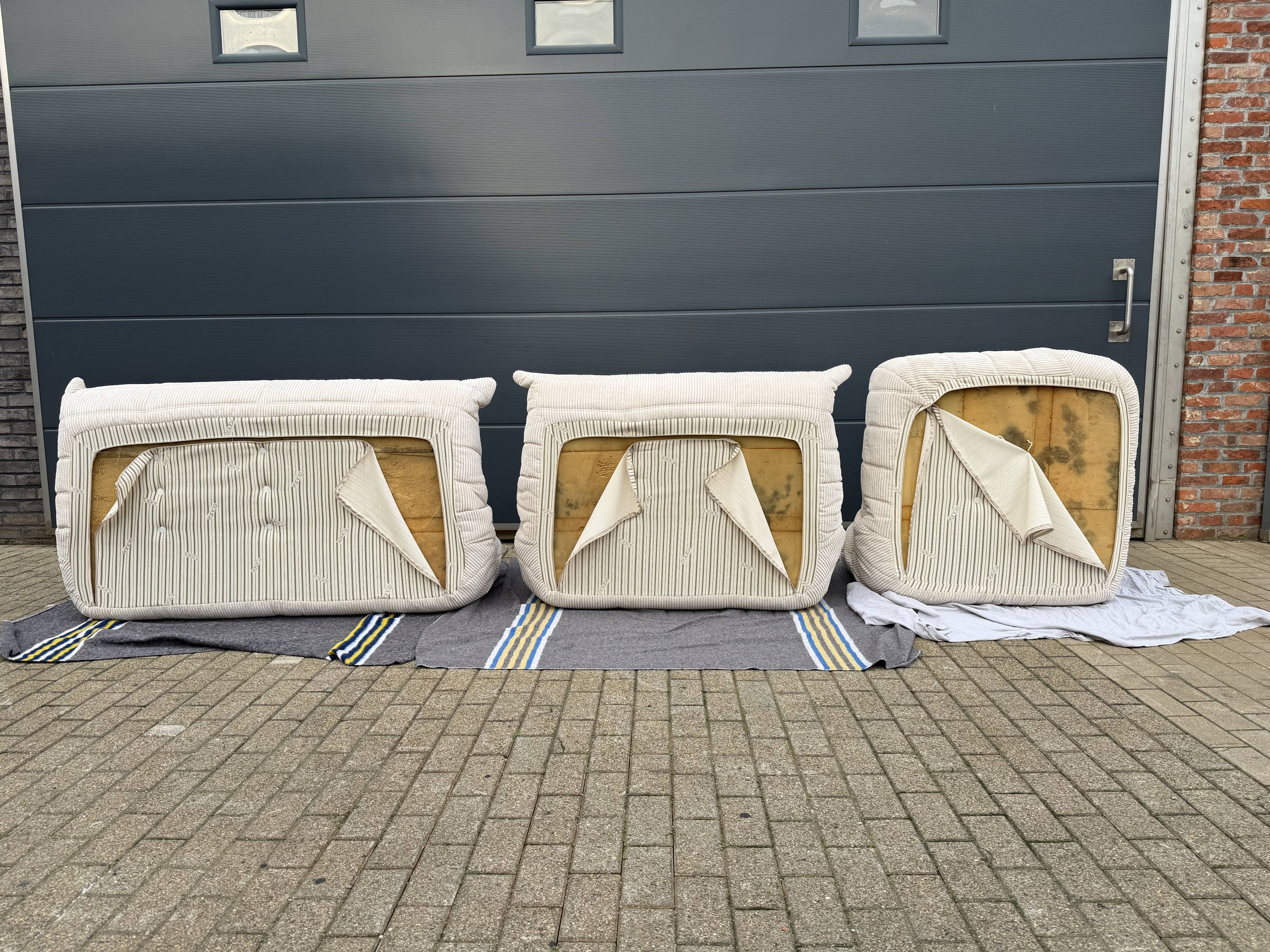 Ligne Roset Togo 3 places, 2 places et d'angle en velours côtelé beige