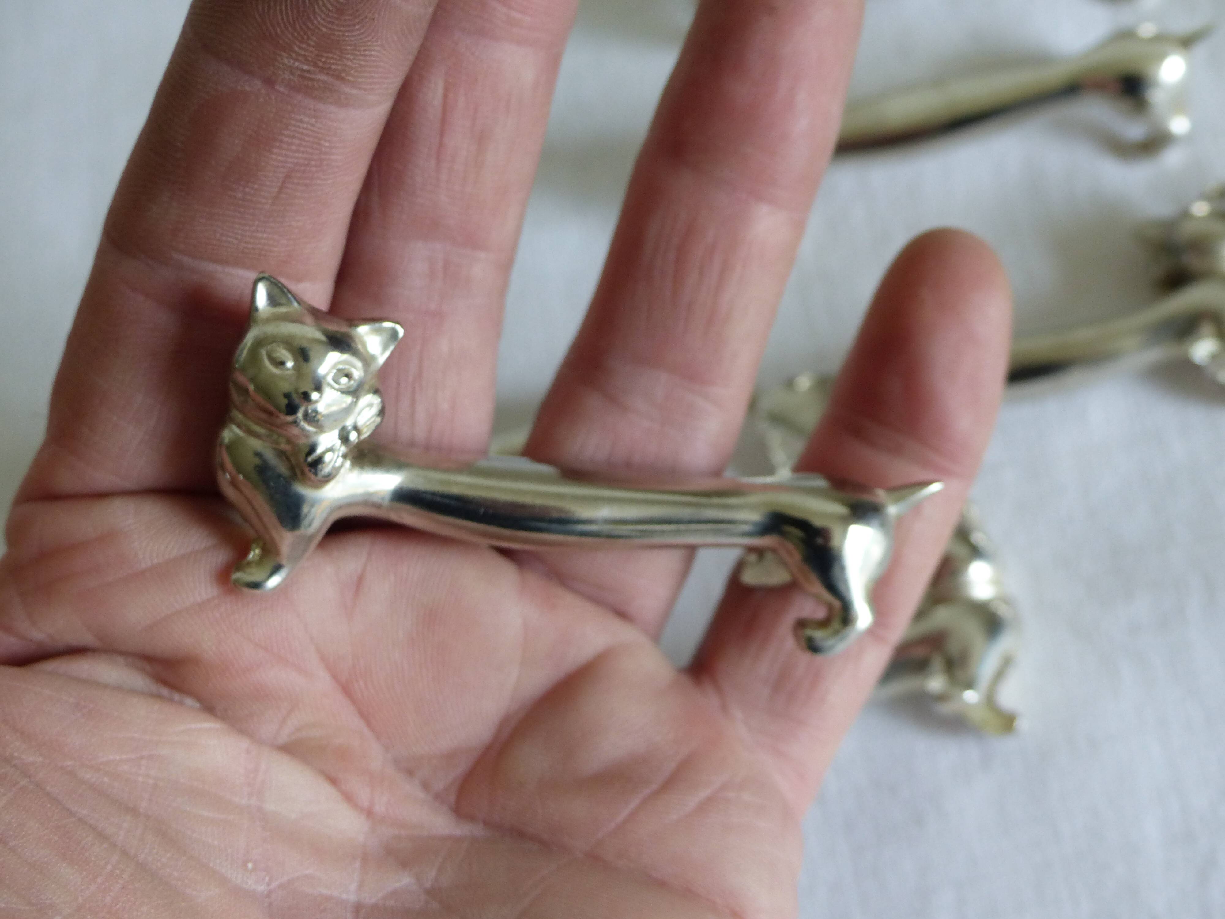 6 metal knife holders, cat theme.