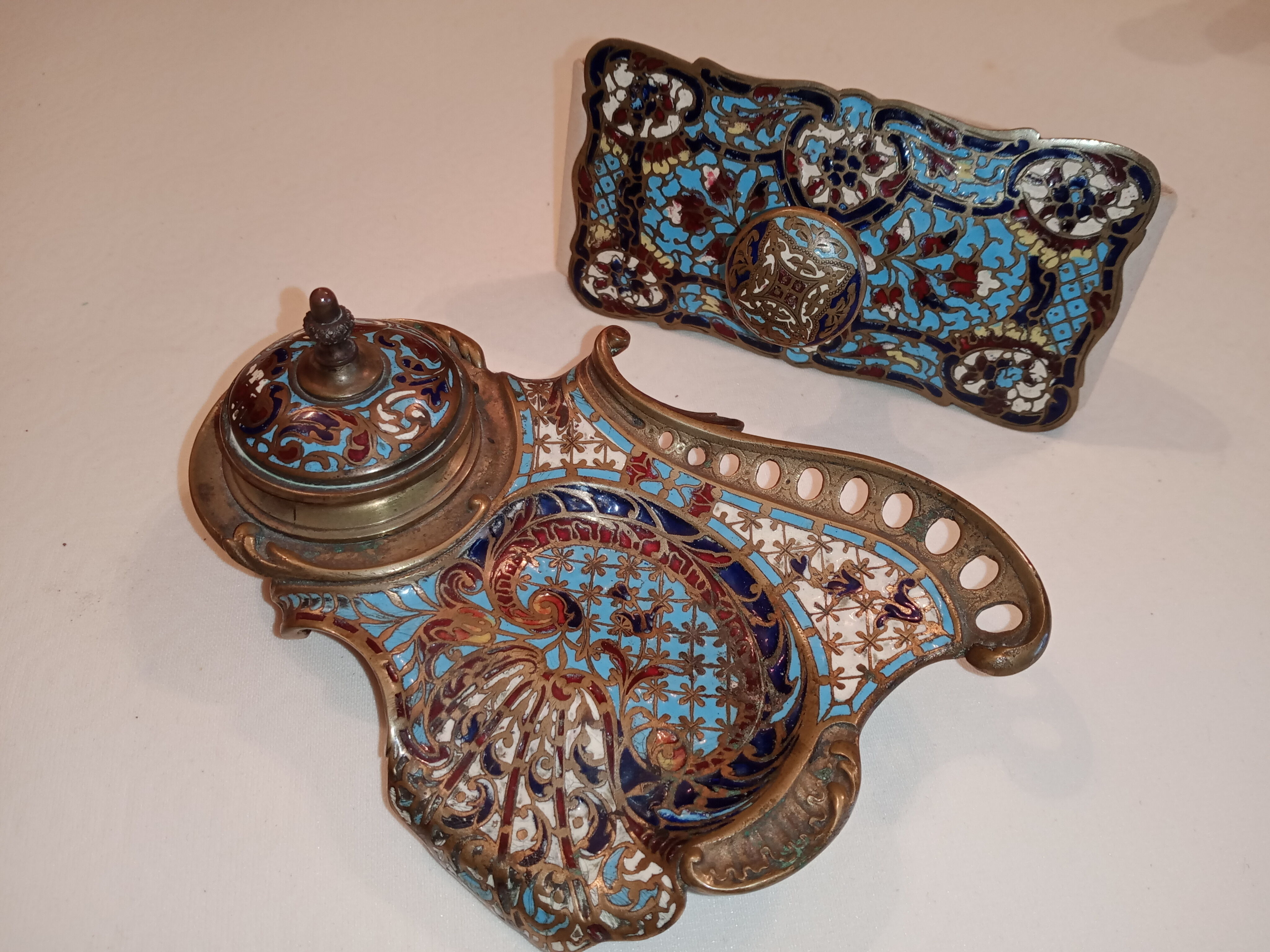 Bronze desk needs partitioned