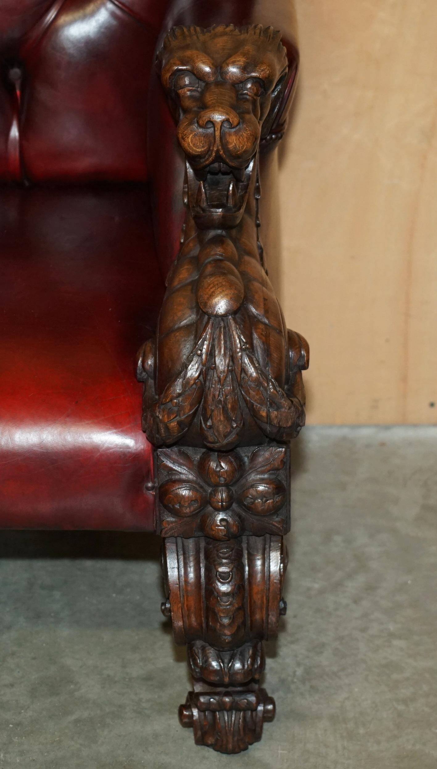 Canapé Chesterfield victorien en cuir avec têtes de lion sculptées