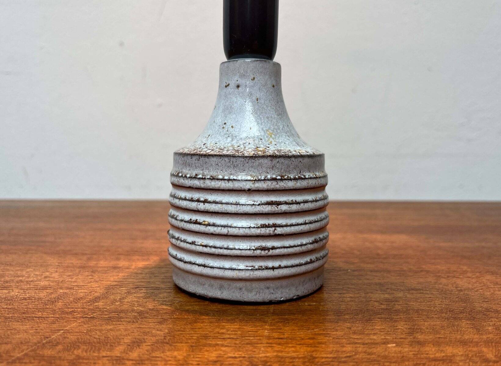 Mid-century modern studio pottery table lamp by Axella, 1960s.