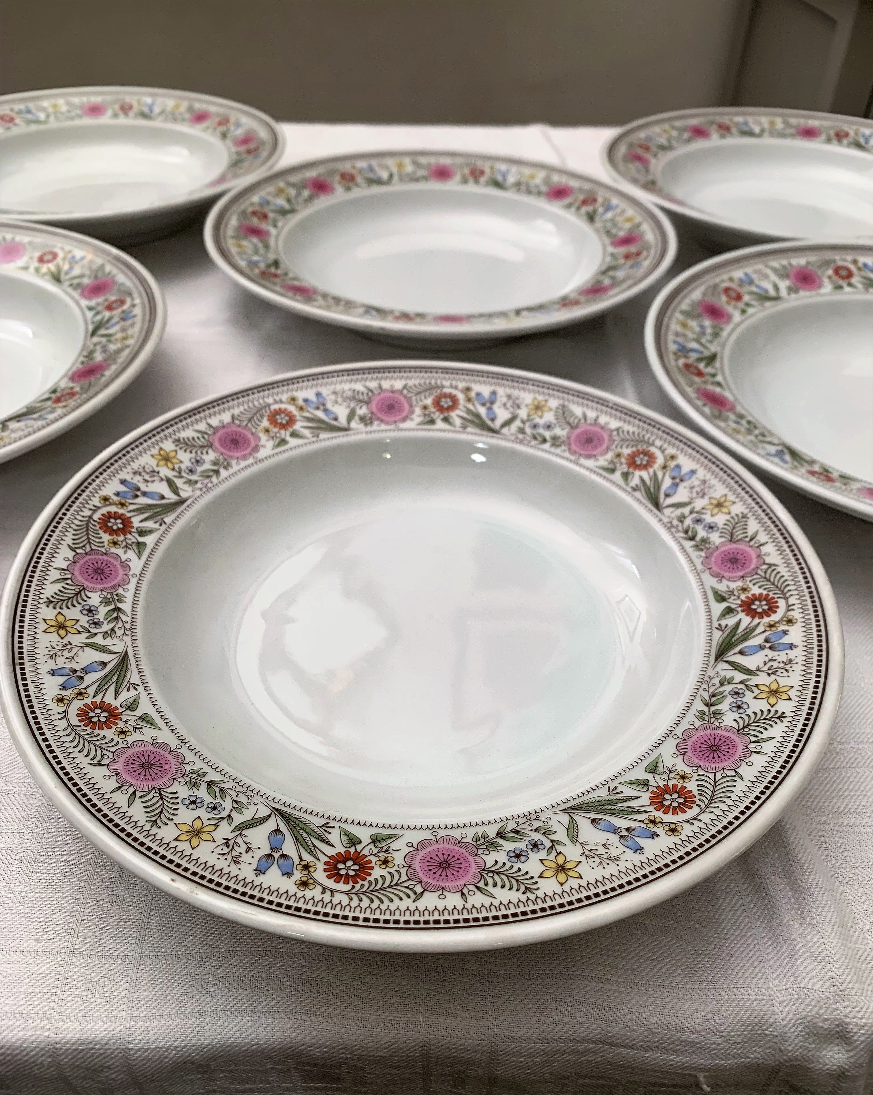 Hollow porcelain plates