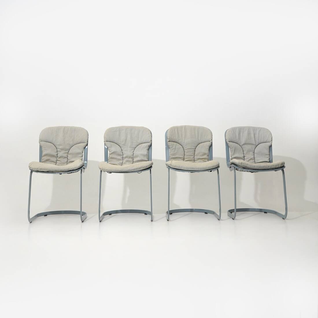 Ensemble de 4 chaises "077" par Studio Cidue pour Cidue, années 1970.