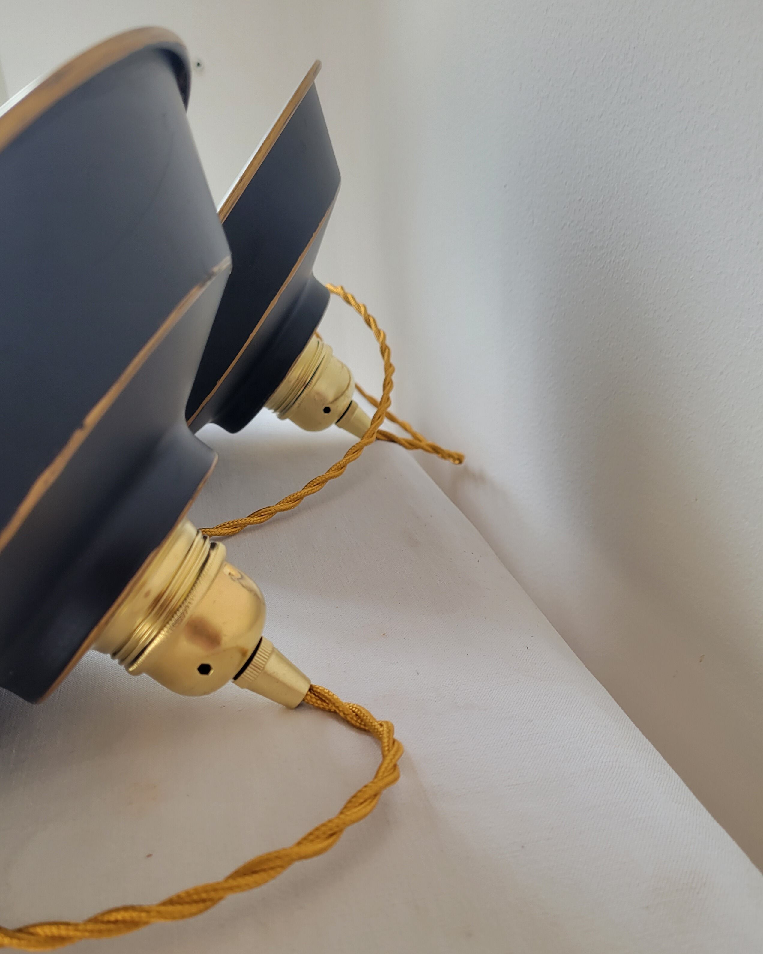 Duo of suspensions in enamelled sheet metal