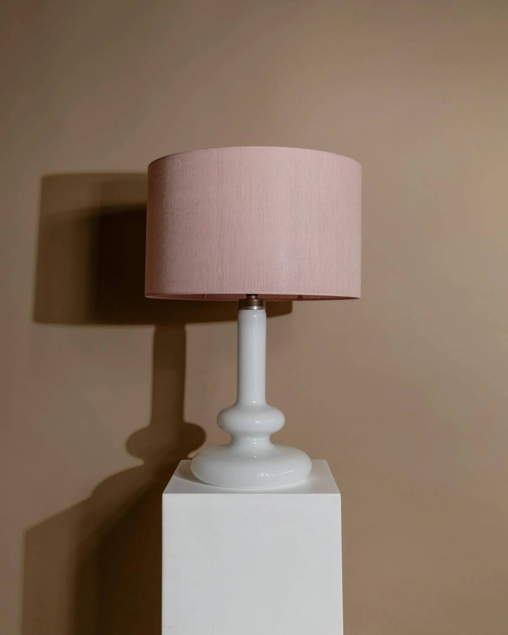 Vintage Holmegaard Plaza table lamp by Hsin-Lung Lin for Glasværk, 1970s - White glass with pink fabric shade - Elegant retro lamp, gift idea.