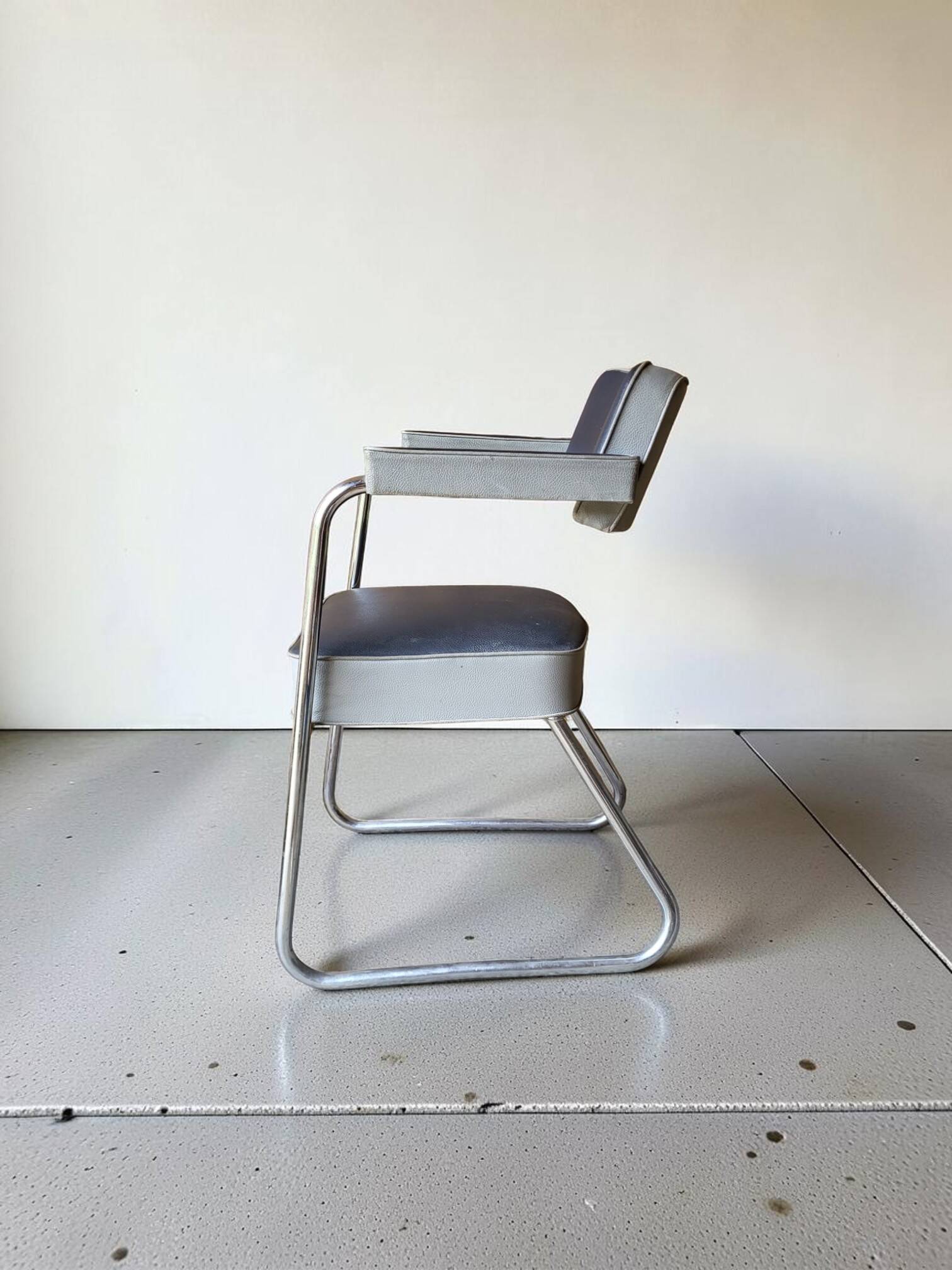 2 armchairs from the 1950s in the Ronéo style of Pullman.