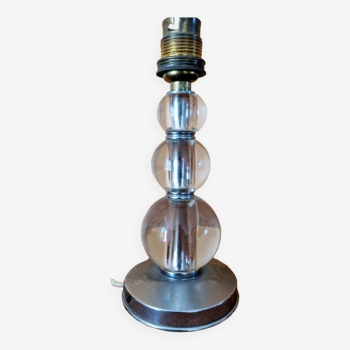 Lampe de table - A 3 boules en verre sur une base circulaire en métal chromé, style Jacques Adnet