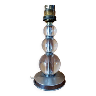 Lampe de table - A 3 boules en verre sur une base circulaire en métal chromé, style Jacques Adnet