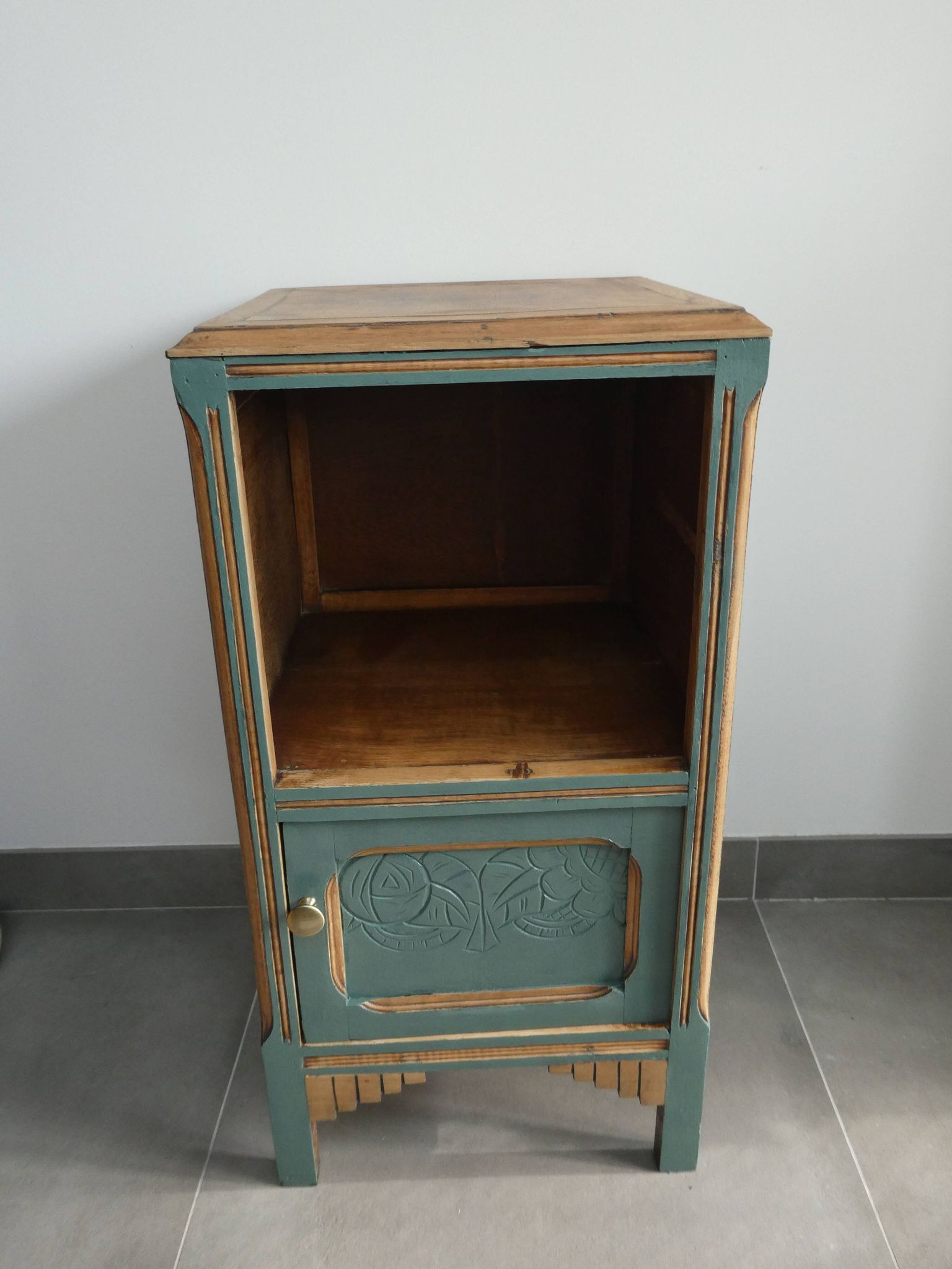 Green Art Deco nightstand/bedside table, small occasional piece of furniture
