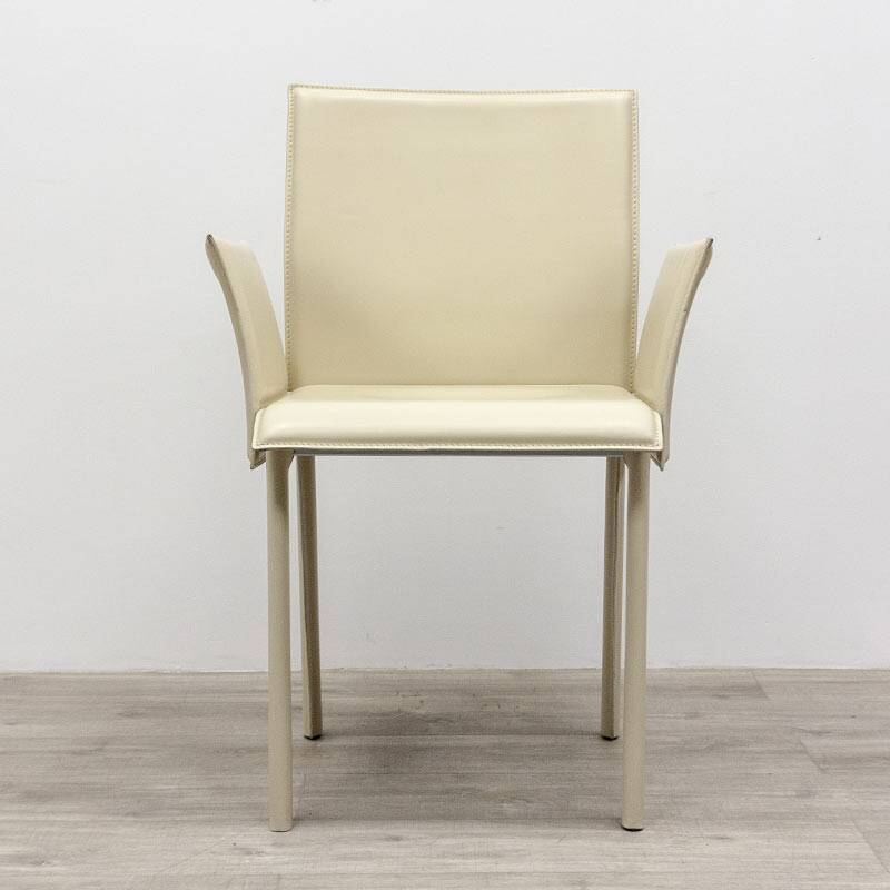 Chaise en cuir beige avec accoudoirs