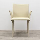 Chaise en cuir beige avec accoudoirs