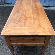 Table ancienne Louis XV à 3 tiroirs et 1 tirette en cerisier massif