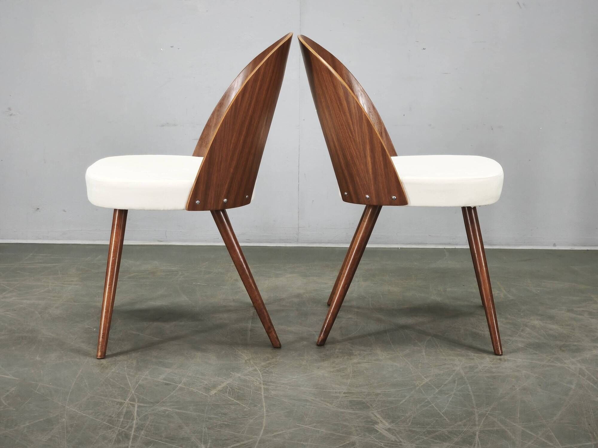 Ensemble de quatre chaises restaurées d'Antonin Suman des années 1960.