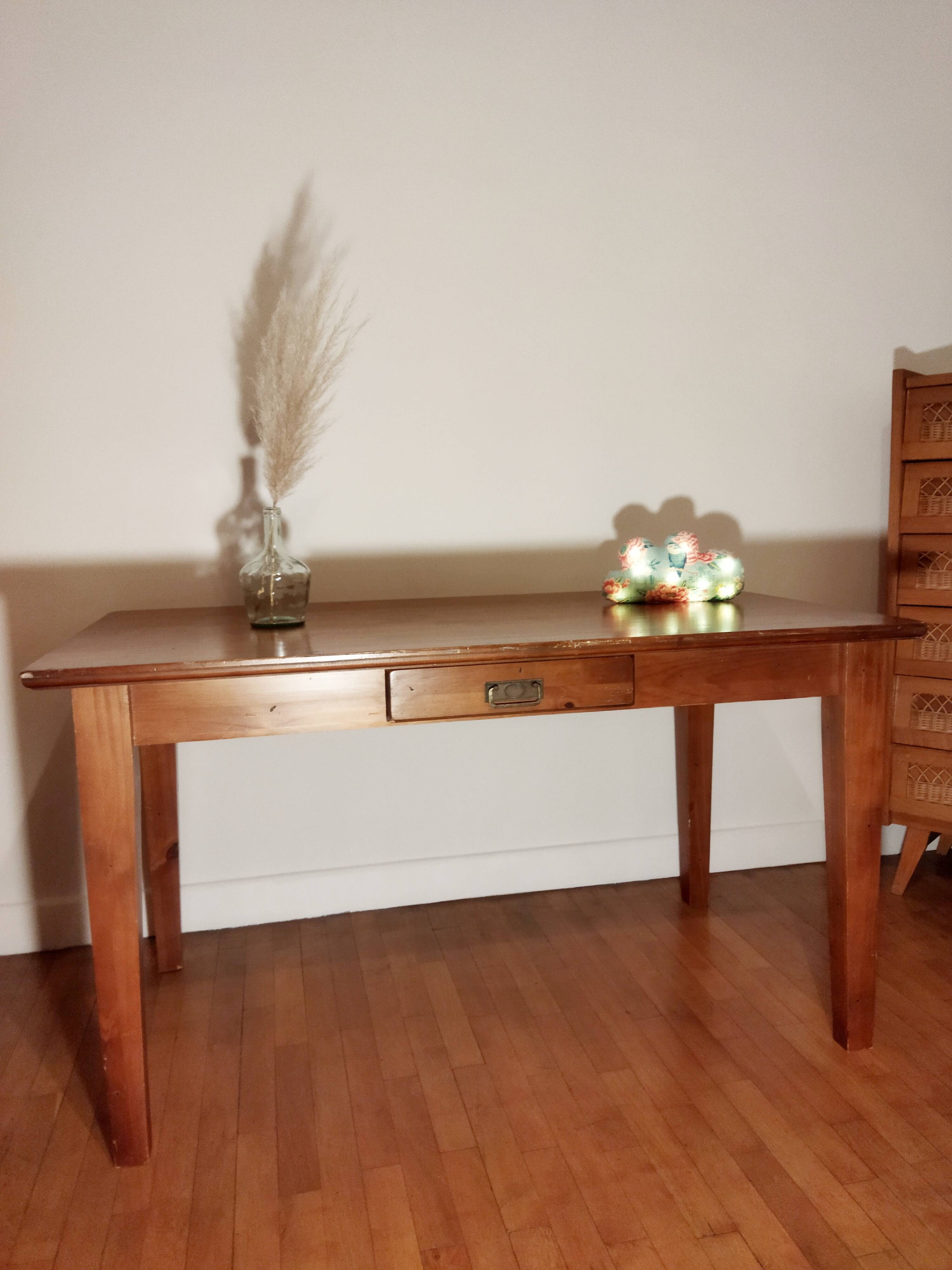 Table feet spindles