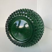 Très grande bouteille vintage en verre vert à décor de pointes de diamants