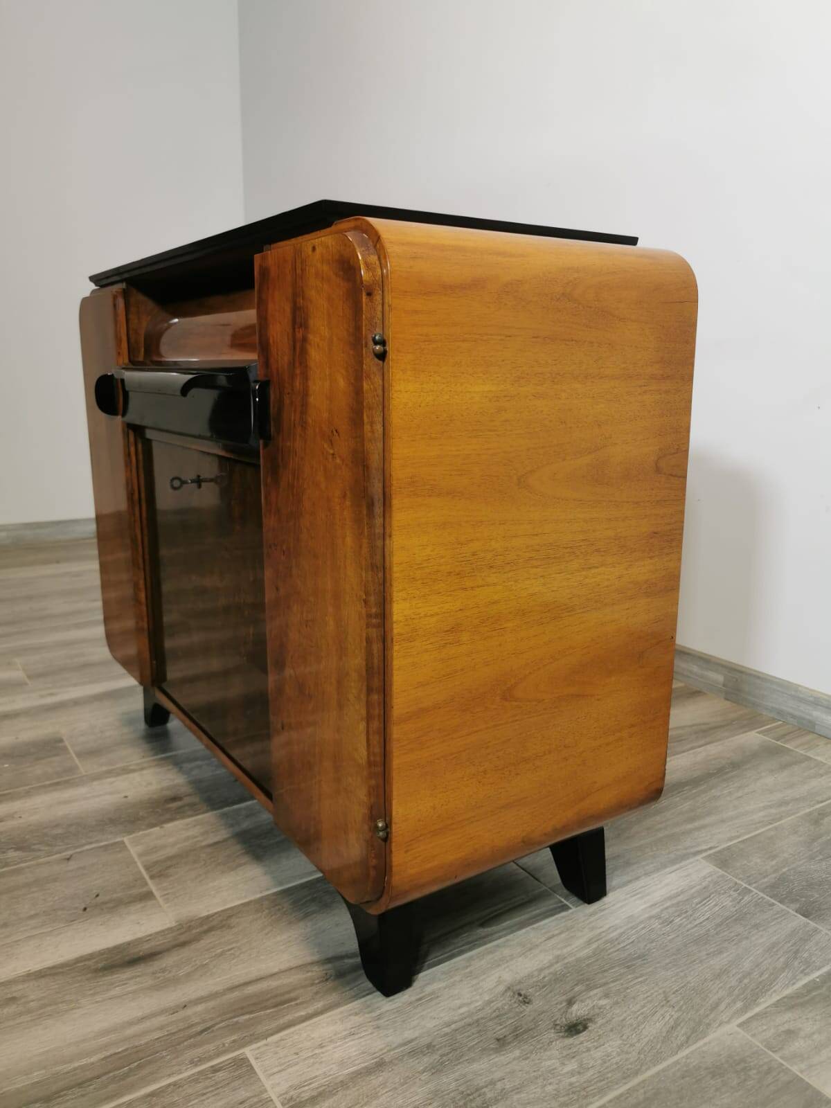 Armoire Gramophone par Jindrich Halabala