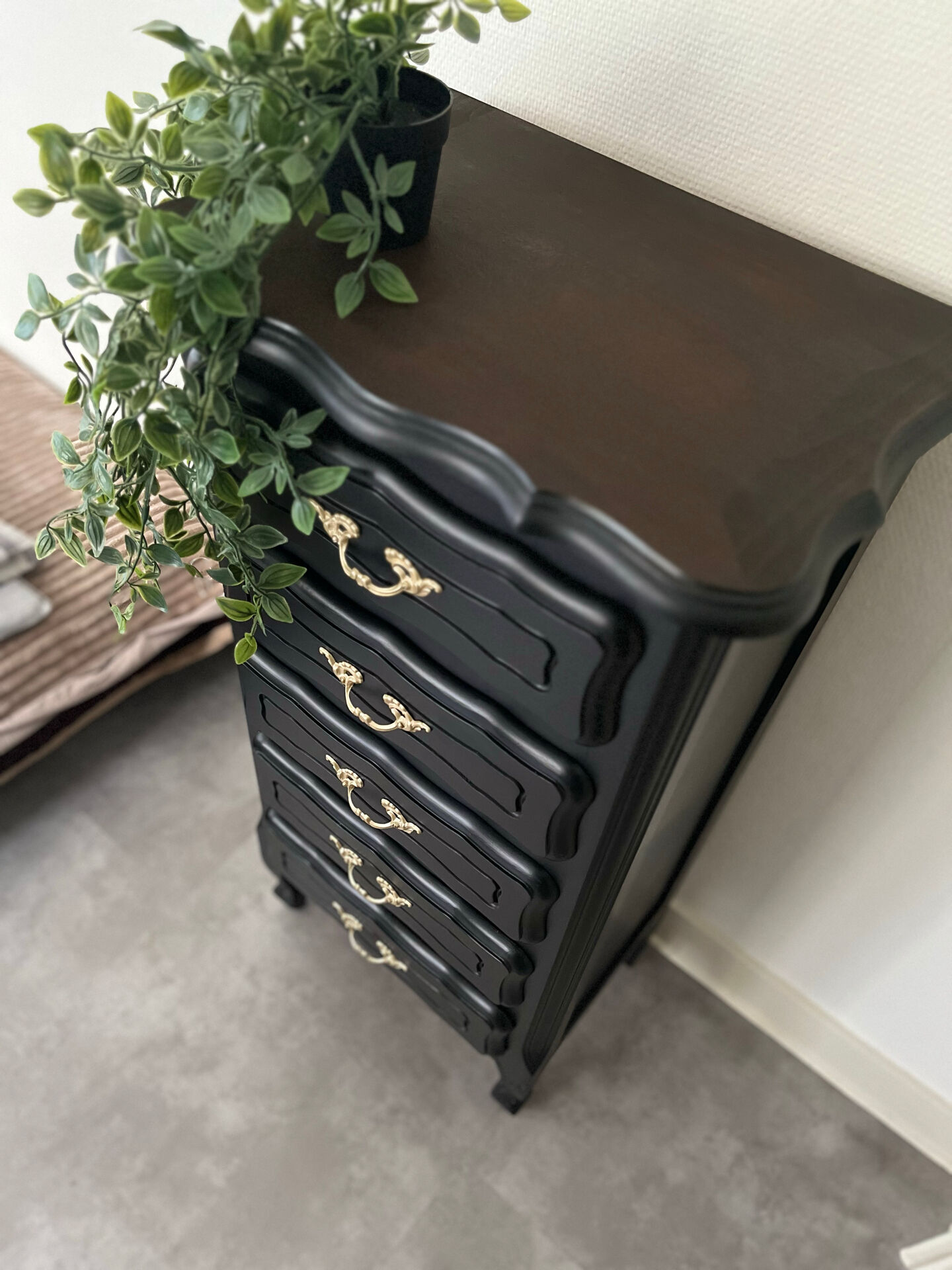 Wooden chest of drawers