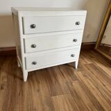 White chest of drawers
