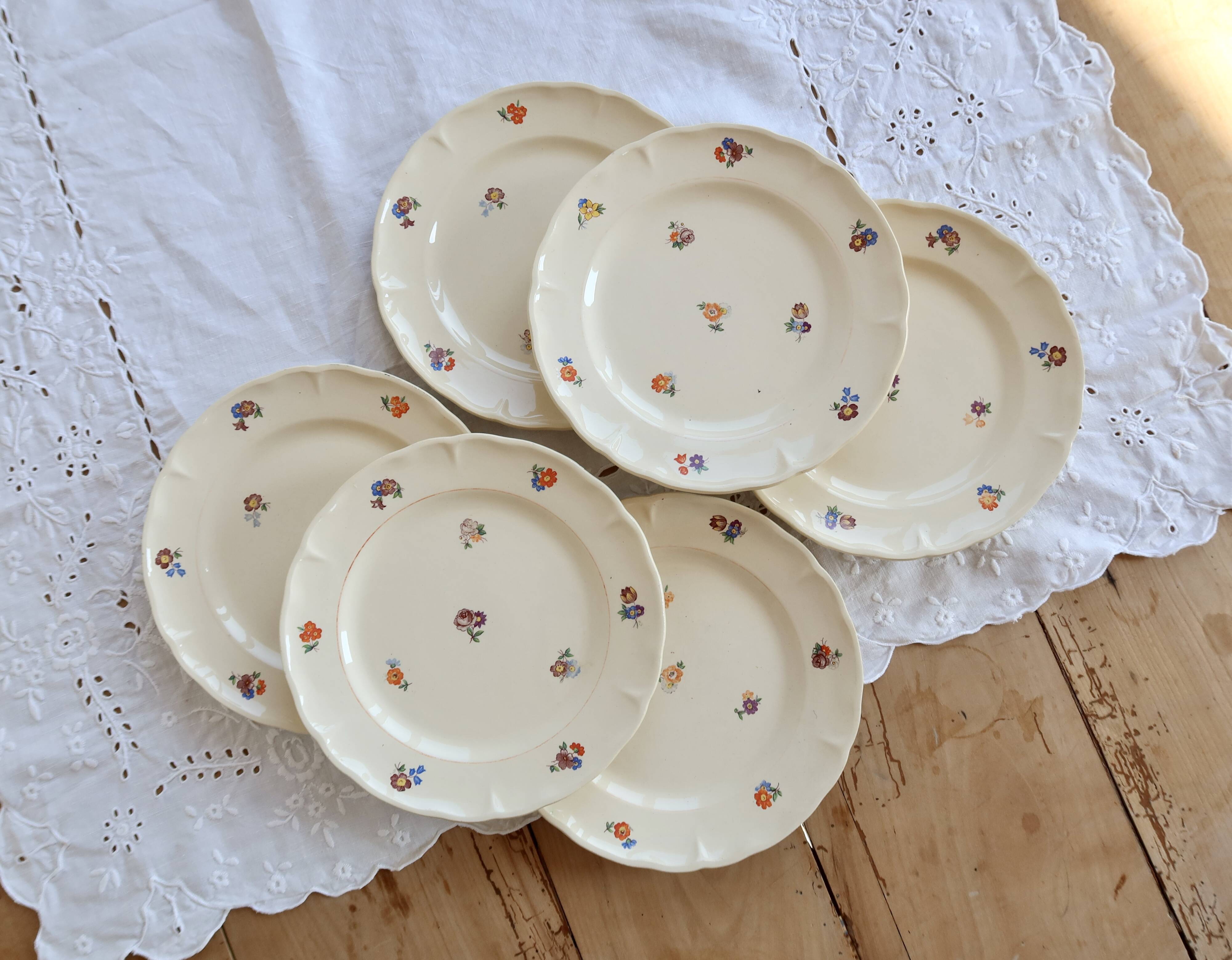 6 vintage ivory earthenware dessert plates – Small flower decoration