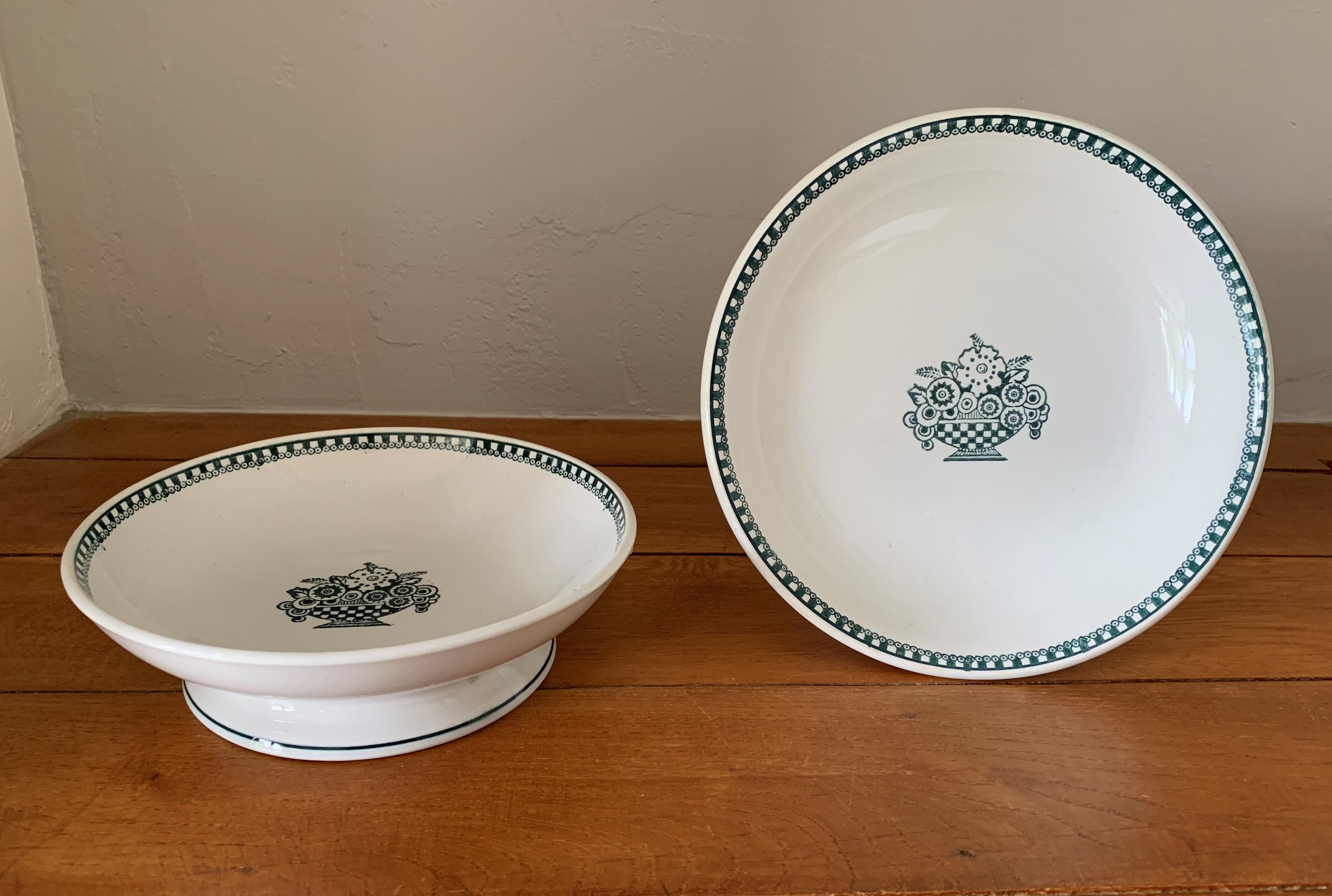 Set fruit cup & old composition in earthenware of Saint Amand (North) Late nineteenth century.