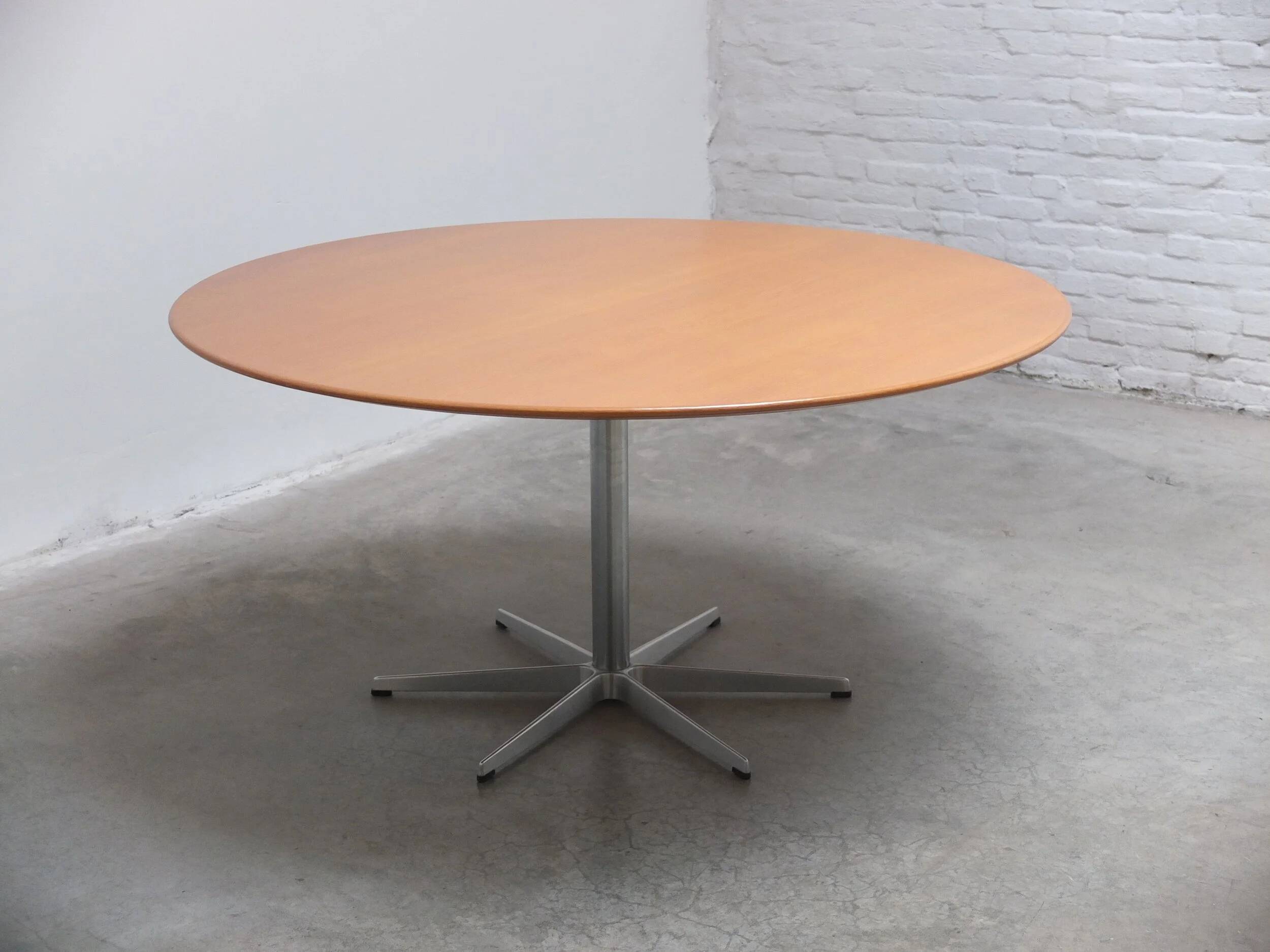 Large 'circular' oak dining table by Arne Jacobsen for Fritz Hansen, 1966