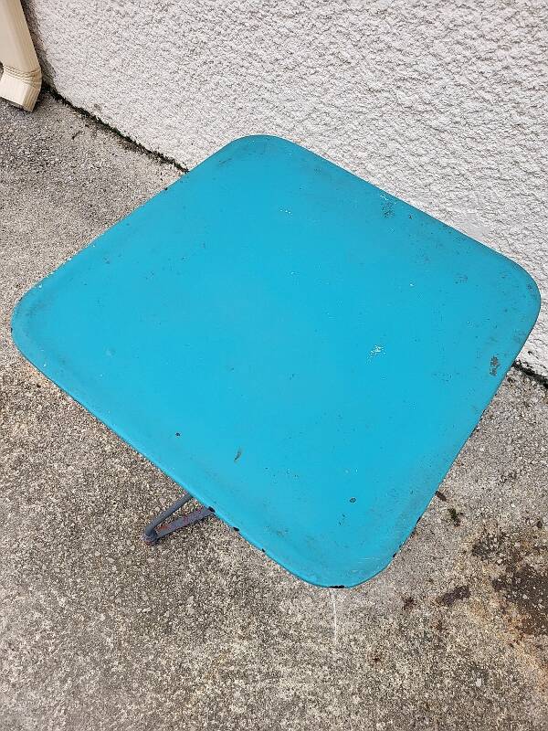 Square bistro table in painted metal n°1