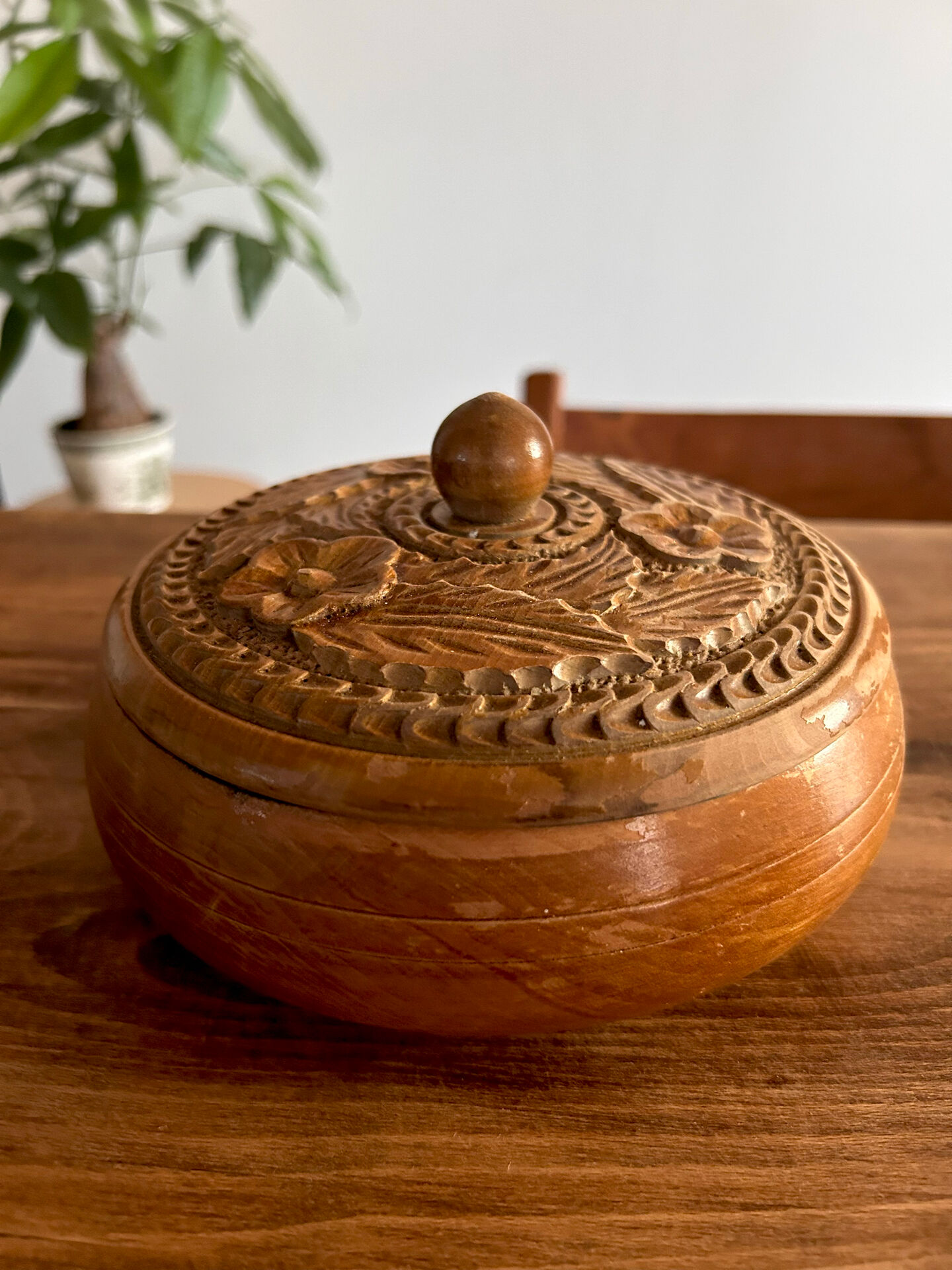 Boîte en bois sculpté à la main