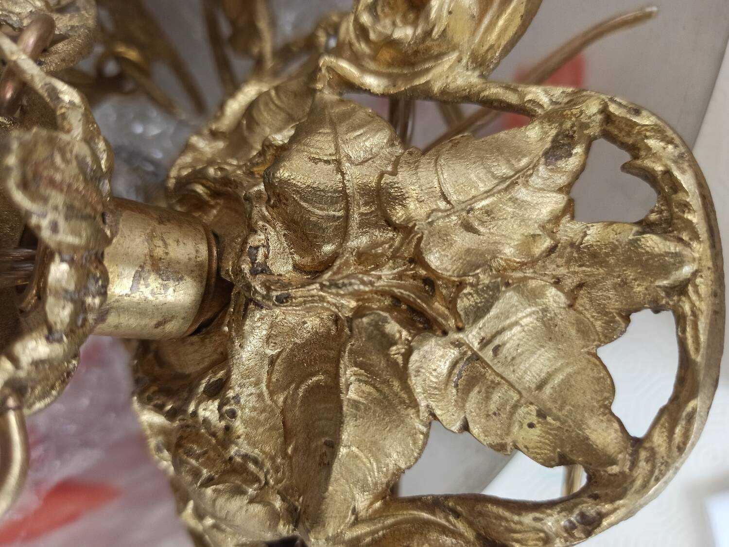 Art Deco suspension in glass paste and twisted brass chain signed Degué.