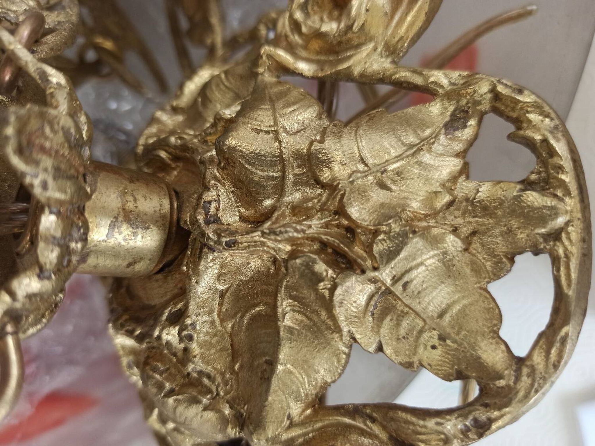 Art Deco suspension in glass paste and twisted brass chain signed Degué.