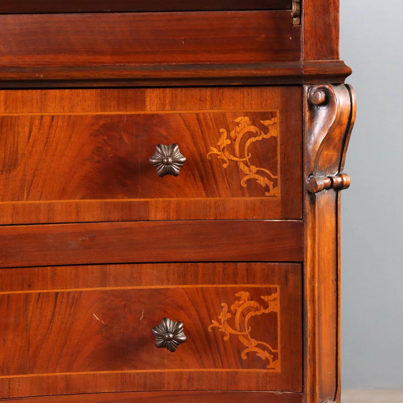 Antique drop-leaf table in walnut with maple inlays, Italy, 20th century.