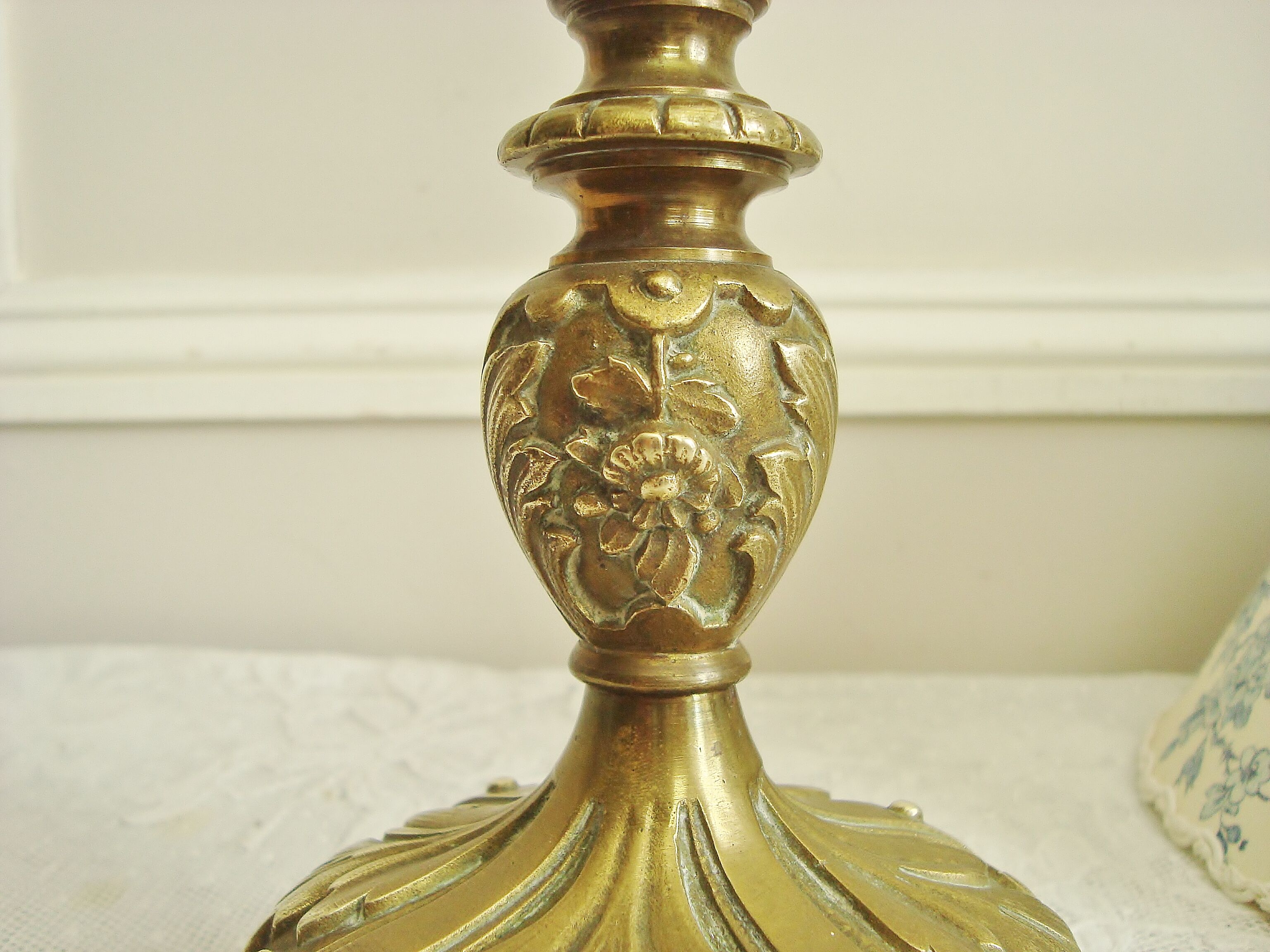 Ancient bronze lamp with its blue Jouy canvas lampshade