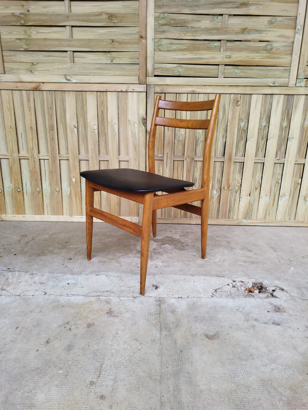Suite de 5 chaises vintages scandinaves teck 1 simili cuir