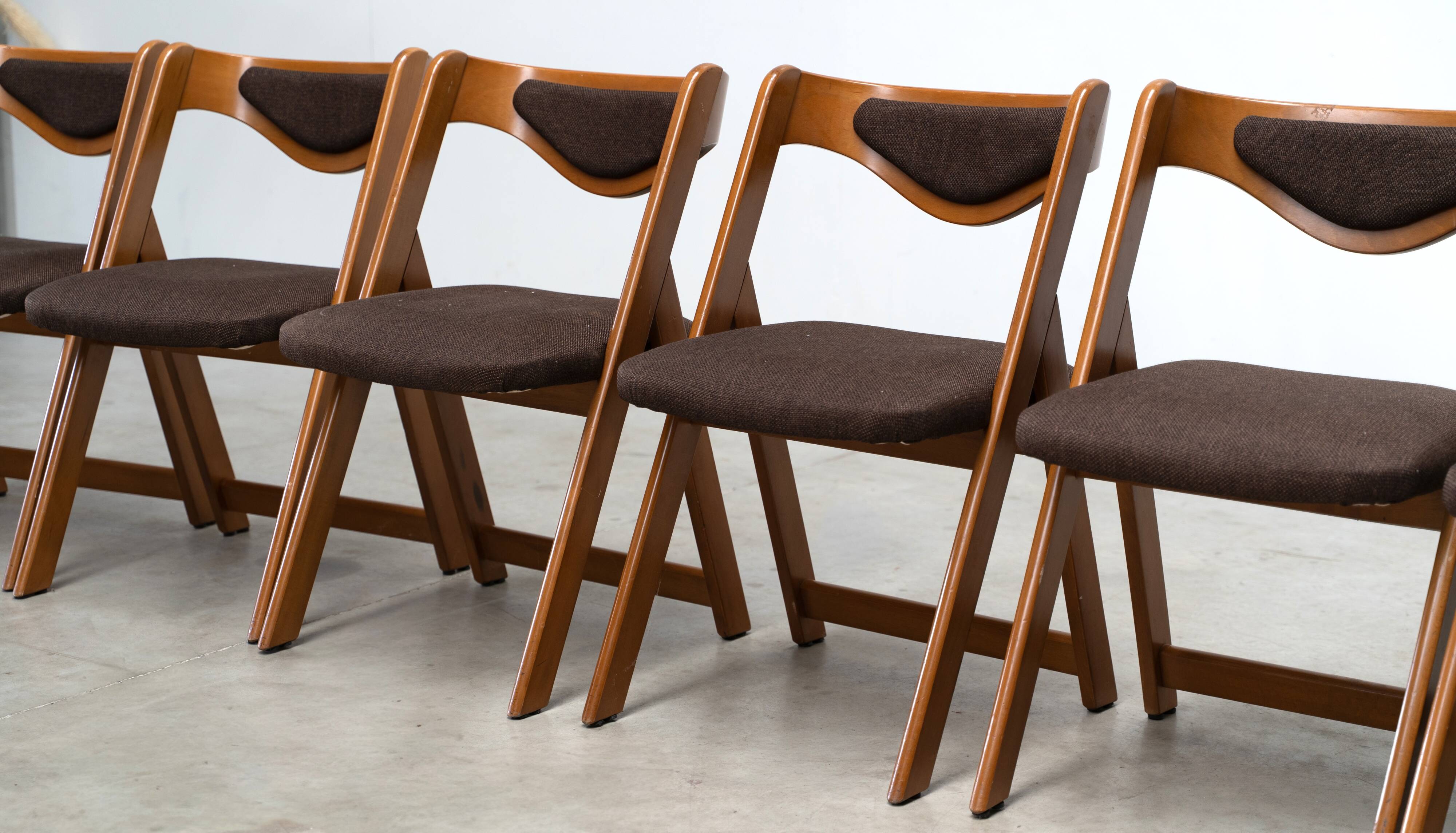 Ensemble de six chaises de salle à manger sculpturales italiennes.