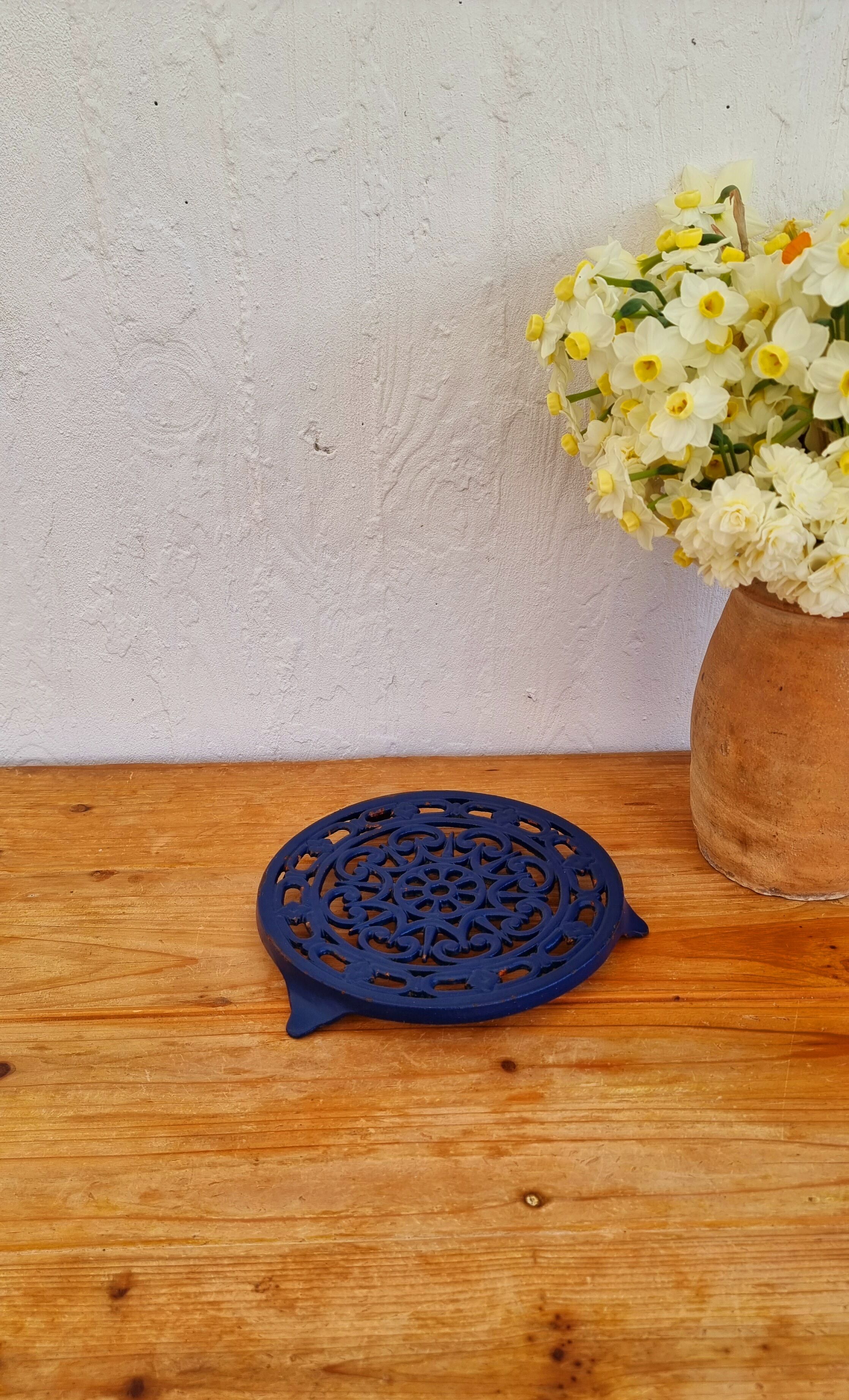 Decotec round cast iron trivets