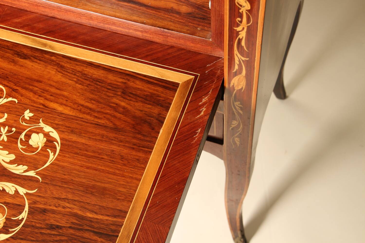 Bar cabinet in wood marquetry