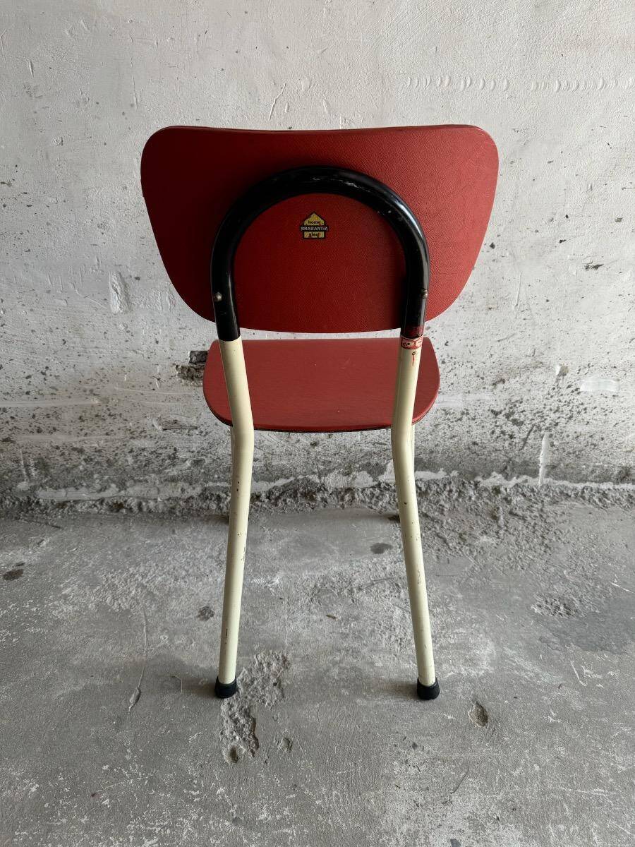 Set de 5 chaises Brabantia en contreplaqué laqué rouge et métal crème, design néerlandais des années 1960.