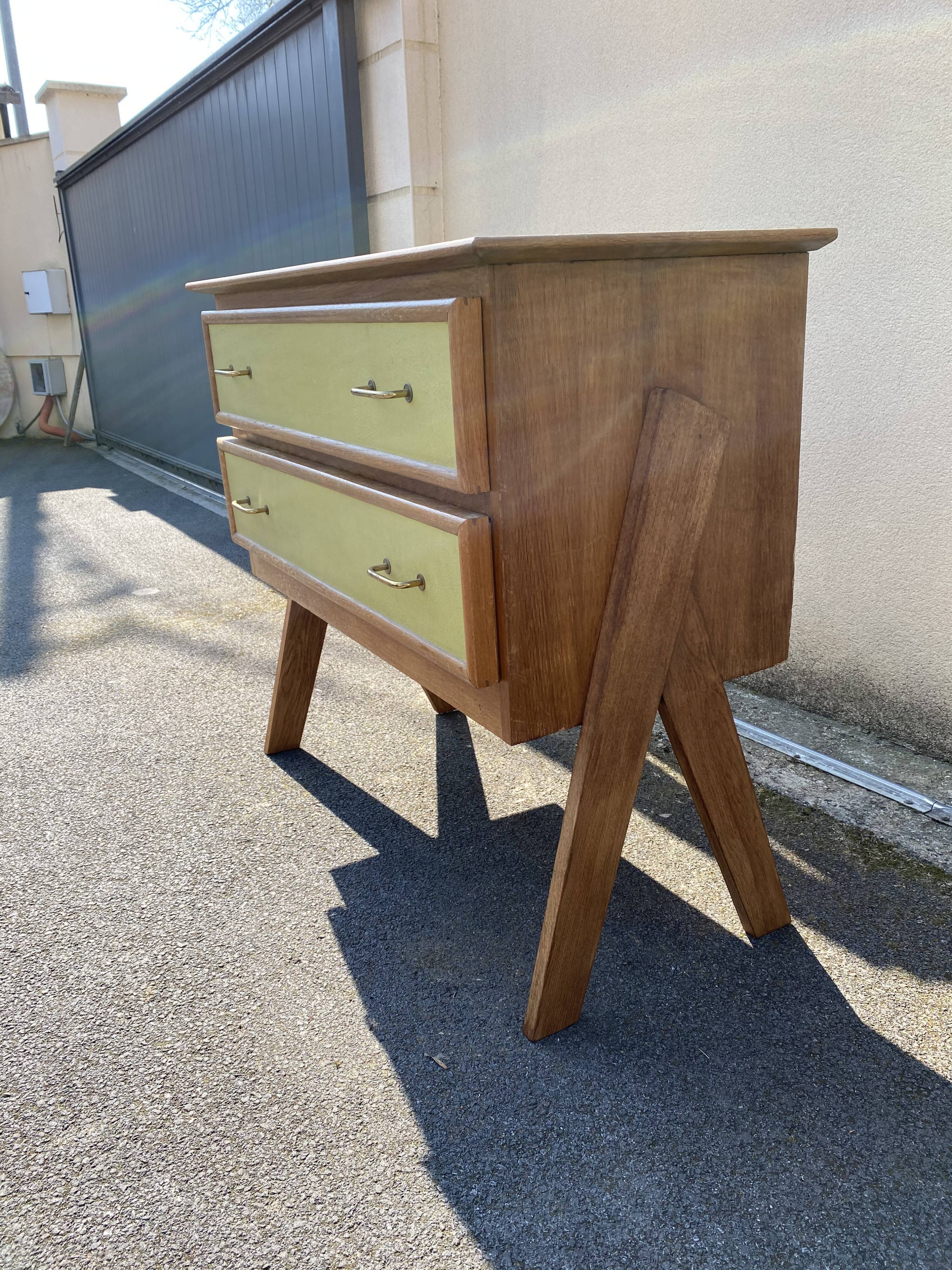 Dresser compass feet