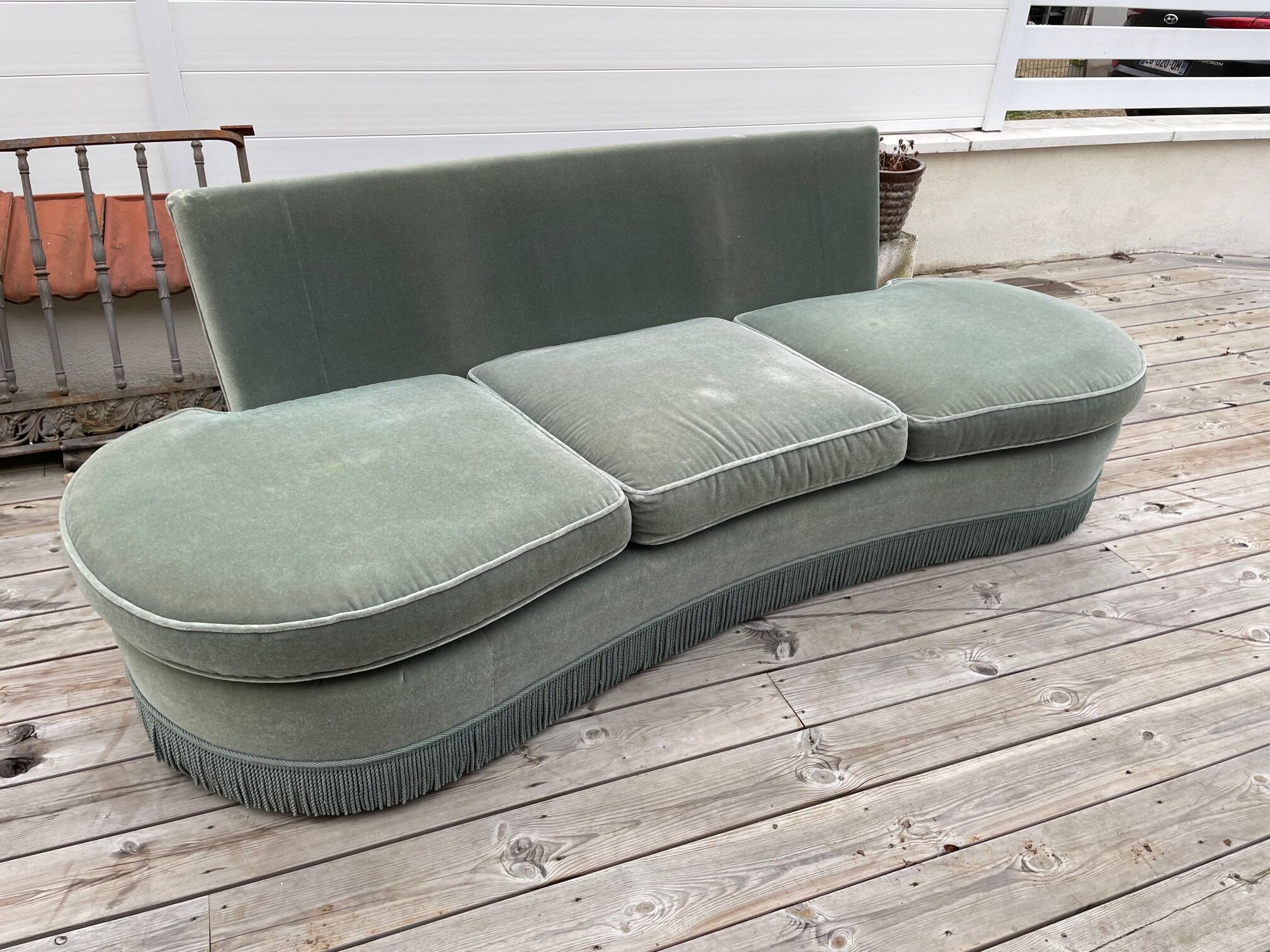 Rounded sofa with fringes