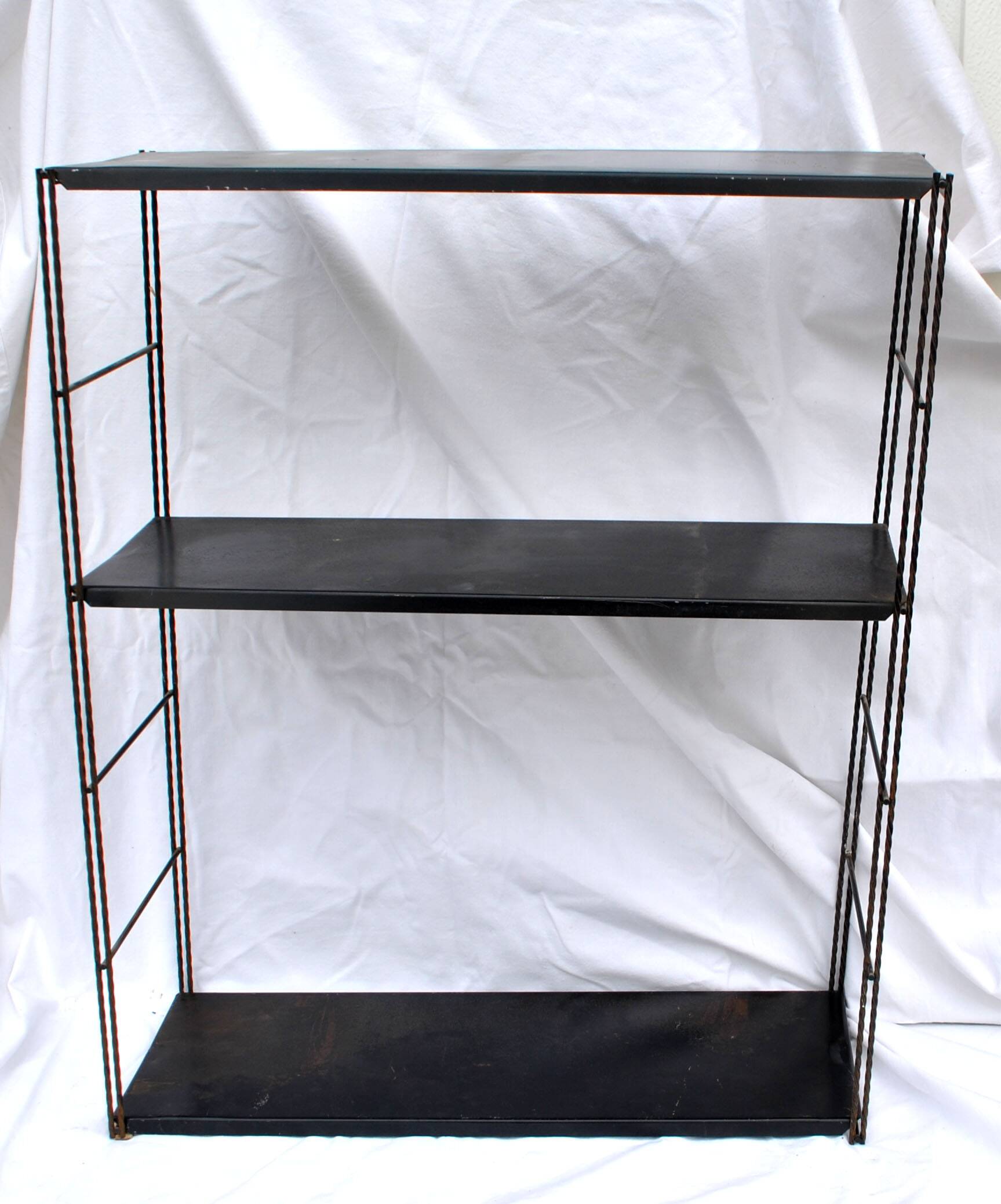 Etagère string moderniste modulable en fer forgé et tôle noir, 1950-1960