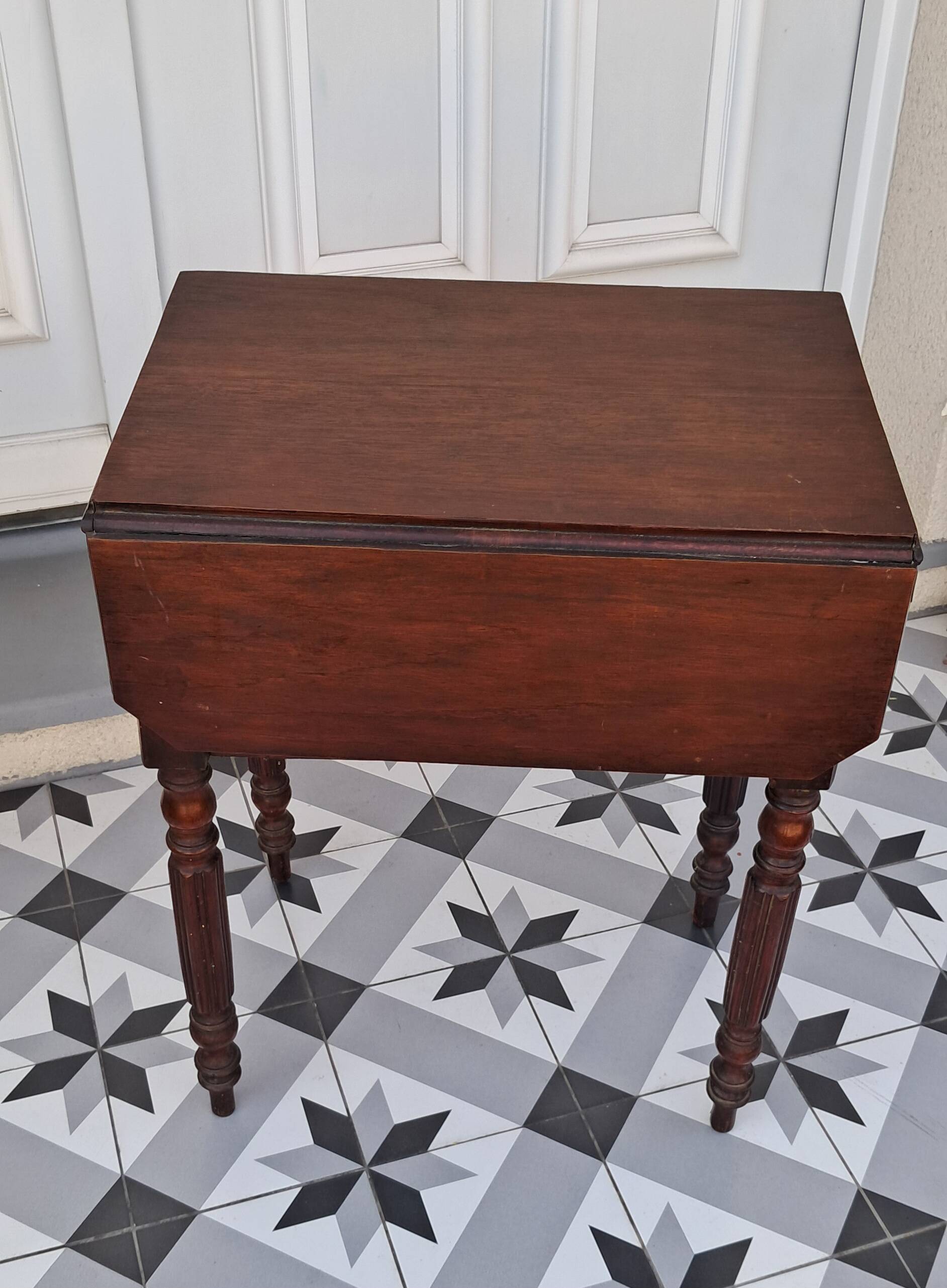 Petite table à rabats