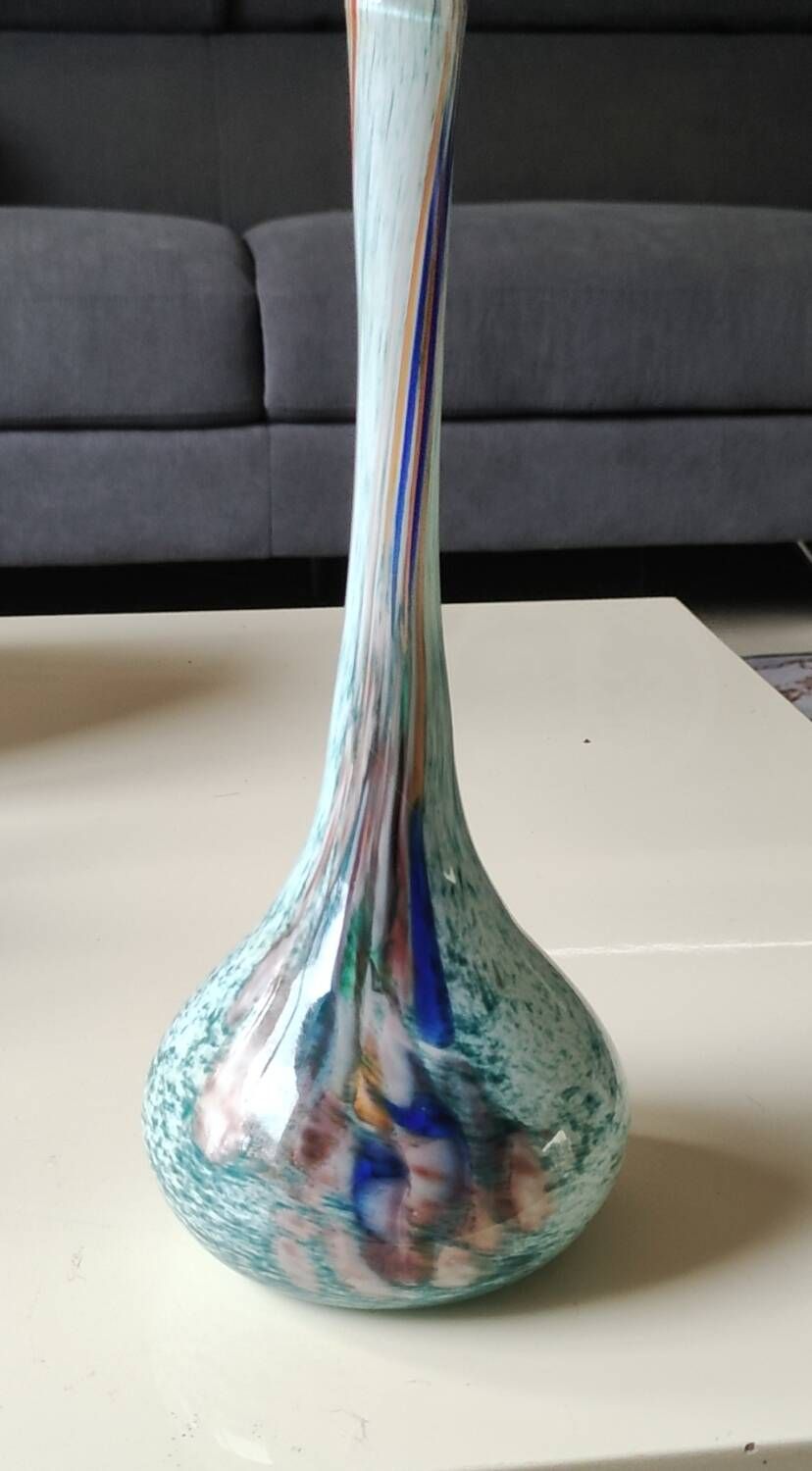 Ball vase soliflore with a long chimney neck. In speckled glass in the Murano style.